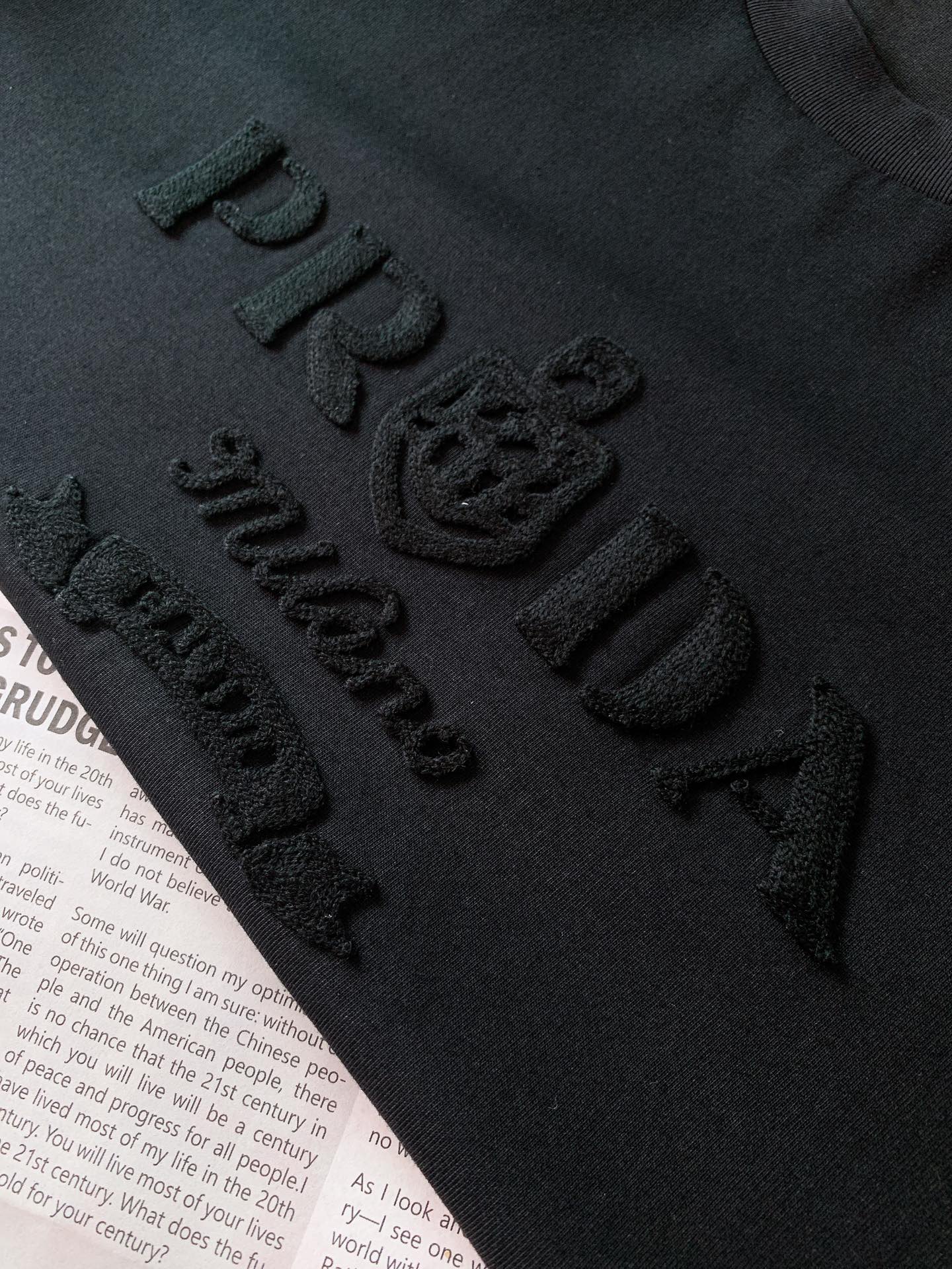 
Prada 普拉达 2025SS春夏新品 
刺绣浮雕T恤，立体感logo微廓形半袖打底T恤，定制高支纯