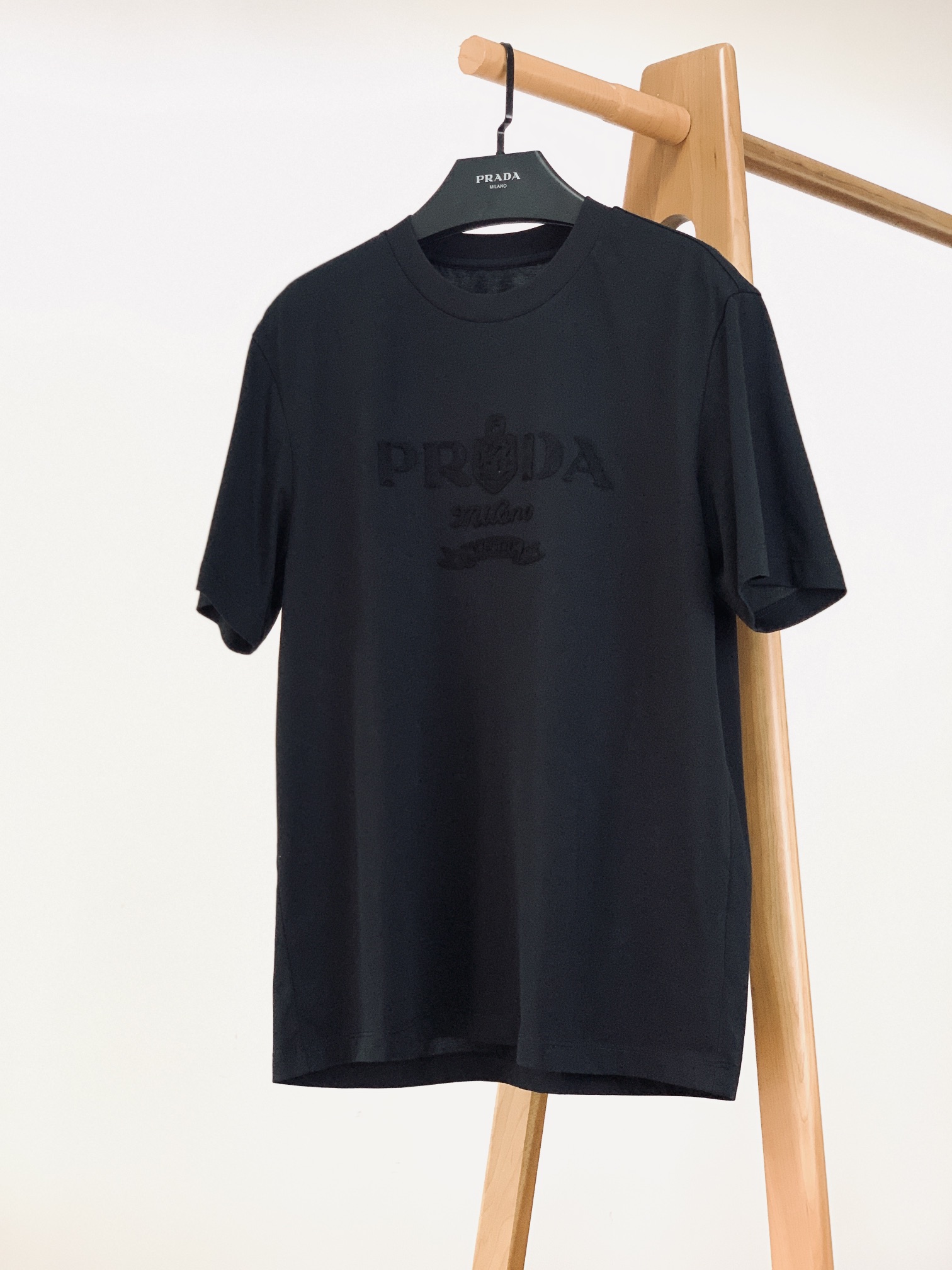 
Prada 普拉达 2025SS春夏新品 
刺绣浮雕T恤，立体感logo微廓形半袖打底T恤，定制高支纯