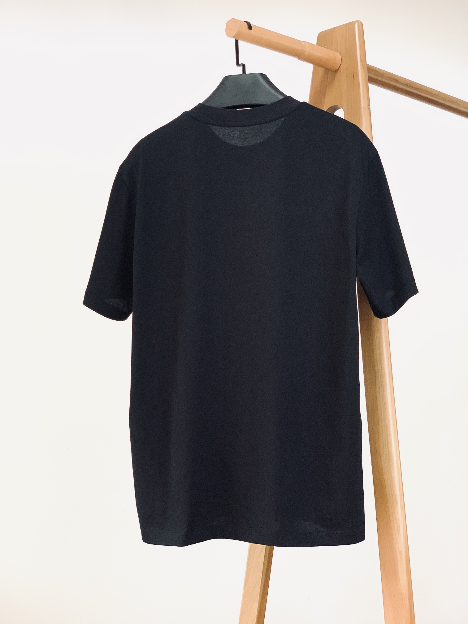
Prada 普拉达 2025SS春夏新品 
刺绣浮雕T恤，立体感logo微廓形半袖打底T恤，定制高支纯