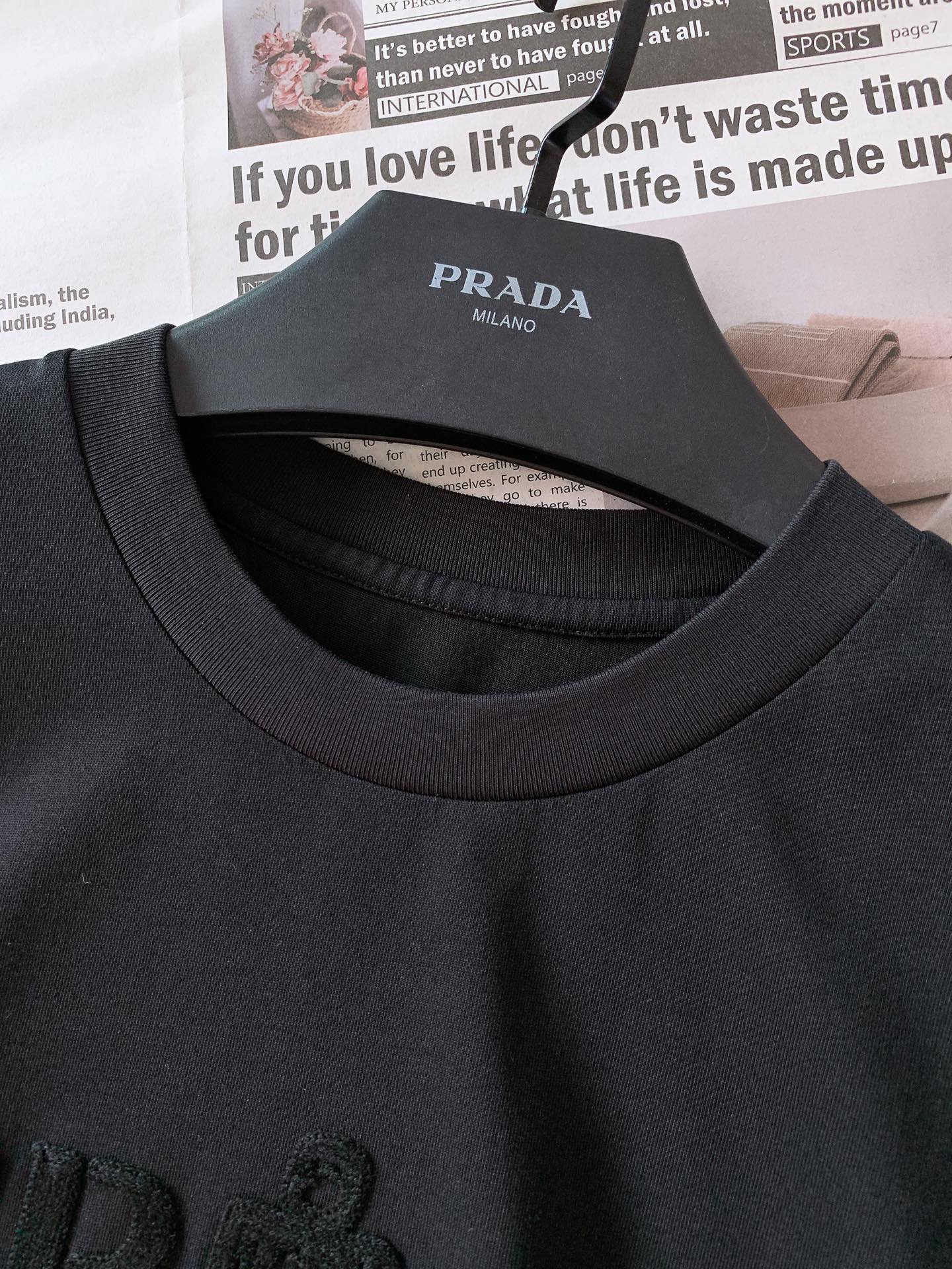 
Prada 普拉达 2025SS春夏新品 
刺绣浮雕T恤，立体感logo微廓形半袖打底T恤，定制高支纯