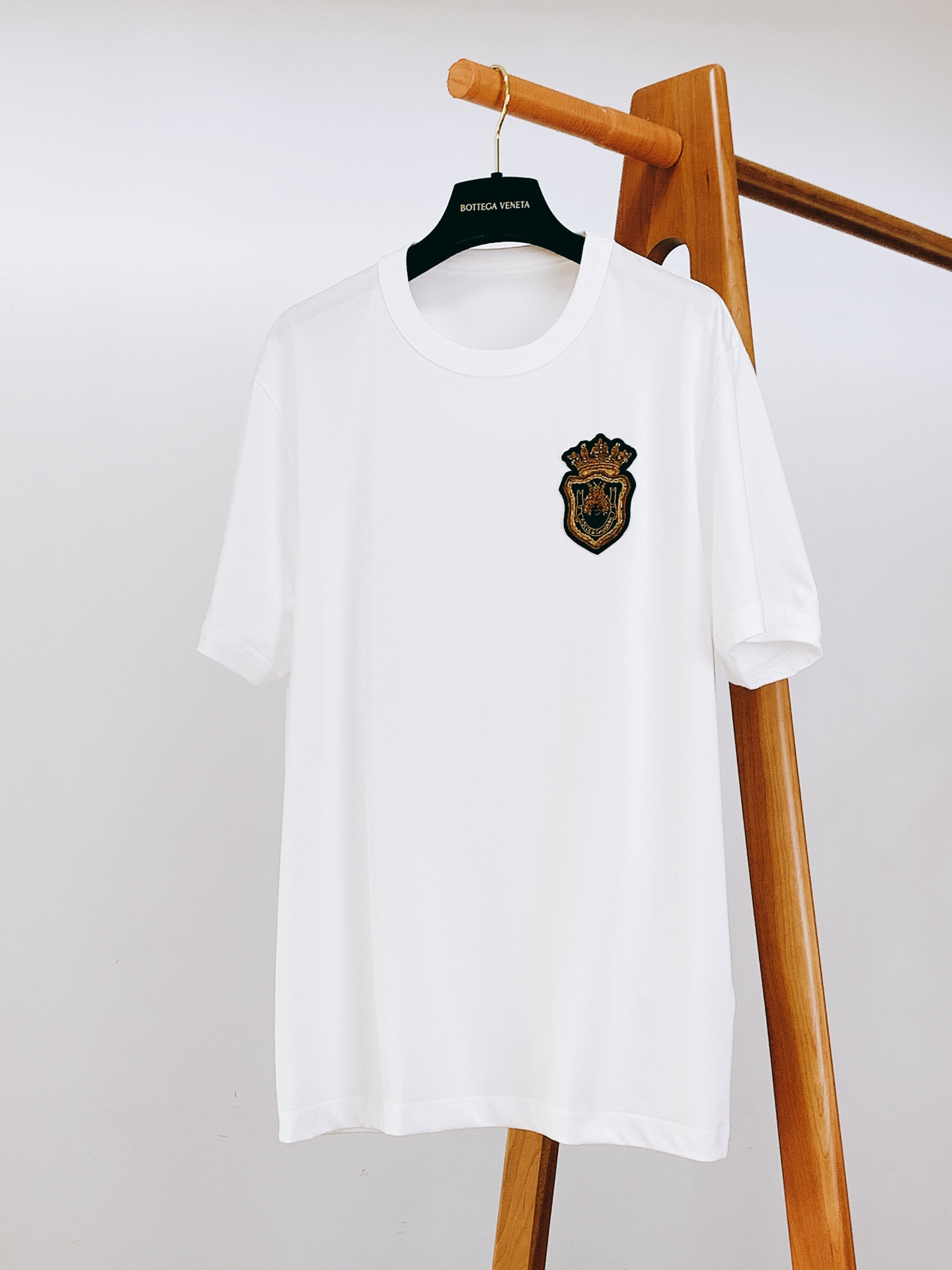 
DOLCE&GABBANA 杜嘉班纳 2025SS春夏新品 
徽章T恤。简约即高级，甄选优质高支纯棉面