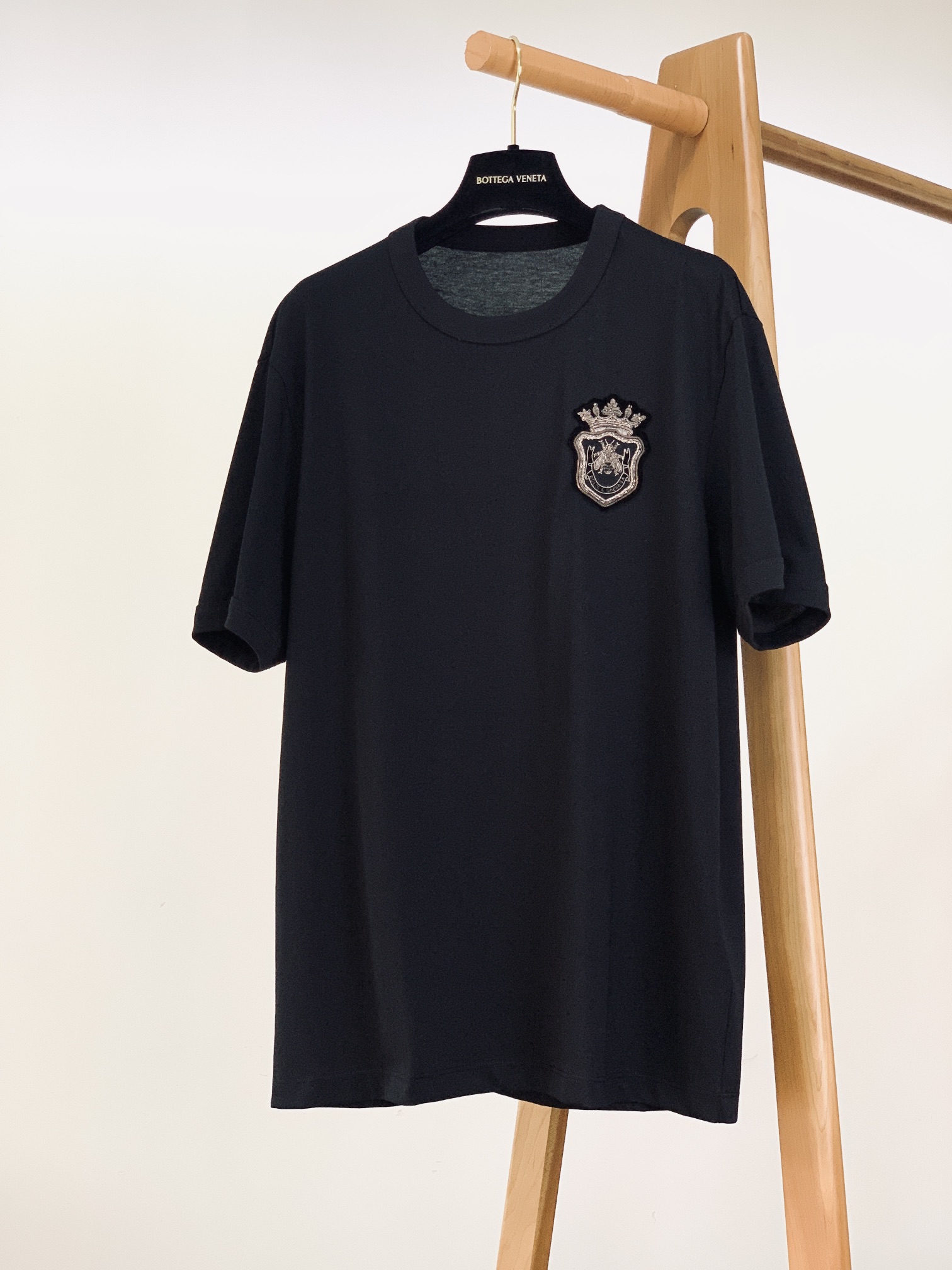 
DOLCE&GABBANA 杜嘉班纳 2025SS春夏新品 
徽章T恤。简约即高级，甄选优质高支纯棉面