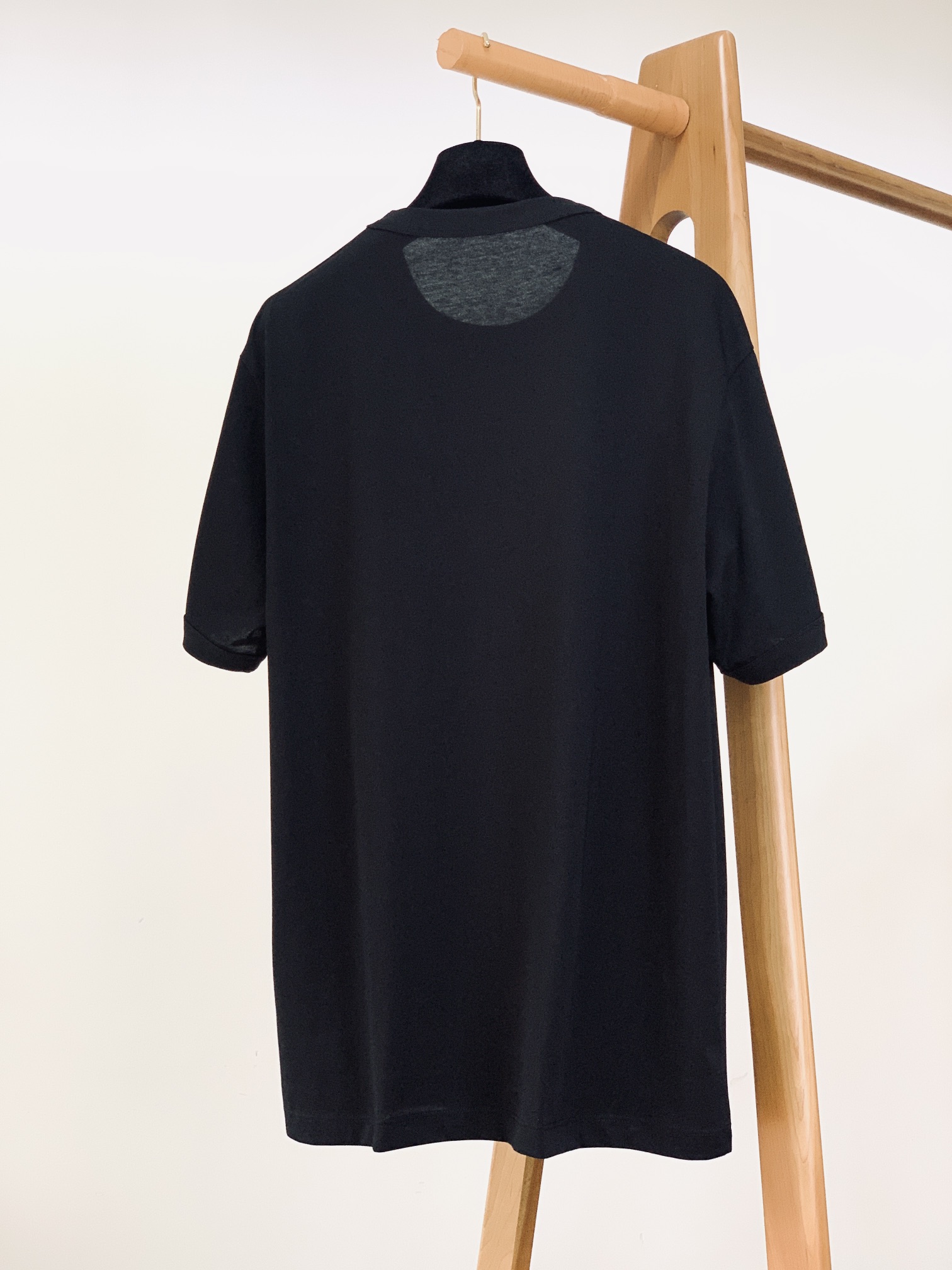 
DOLCE&GABBANA 杜嘉班纳 2025SS春夏新品 
徽章T恤。简约即高级，甄选优质高支纯棉面