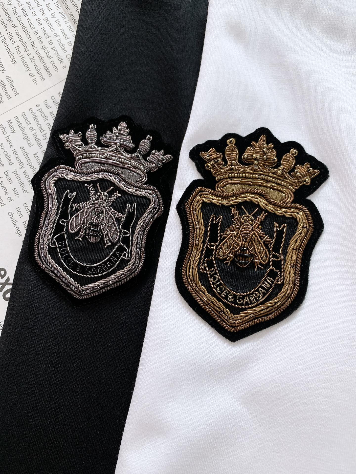 
DOLCE&GABBANA 杜嘉班纳 2025SS春夏新品 
徽章T恤。简约即高级，甄选优质高支纯棉面
