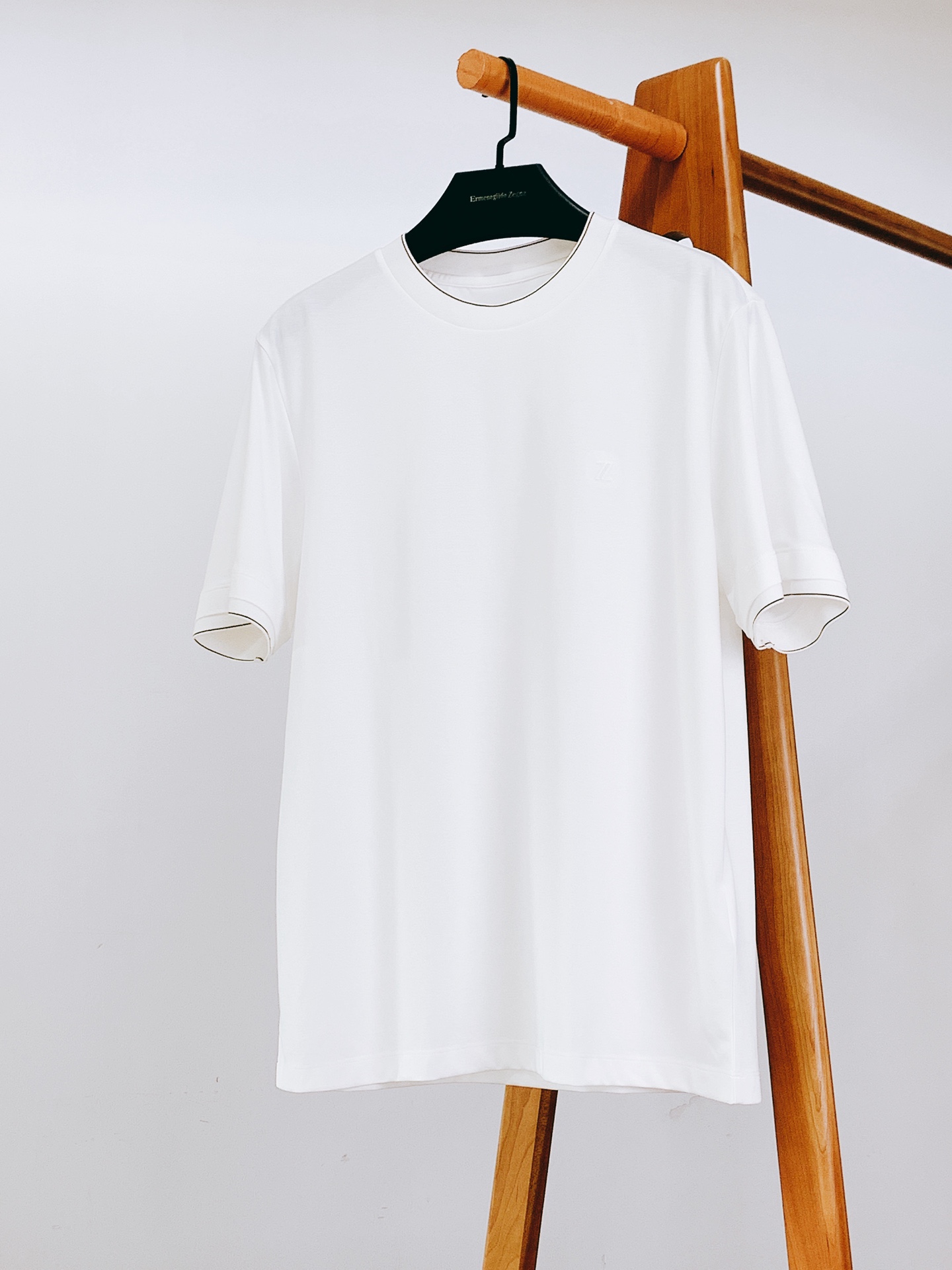 
Ermenegildo Zegna 杰尼亚 2025SS春夏新品 
刺绣标识T恤。经典圆领，似轻柔笔触