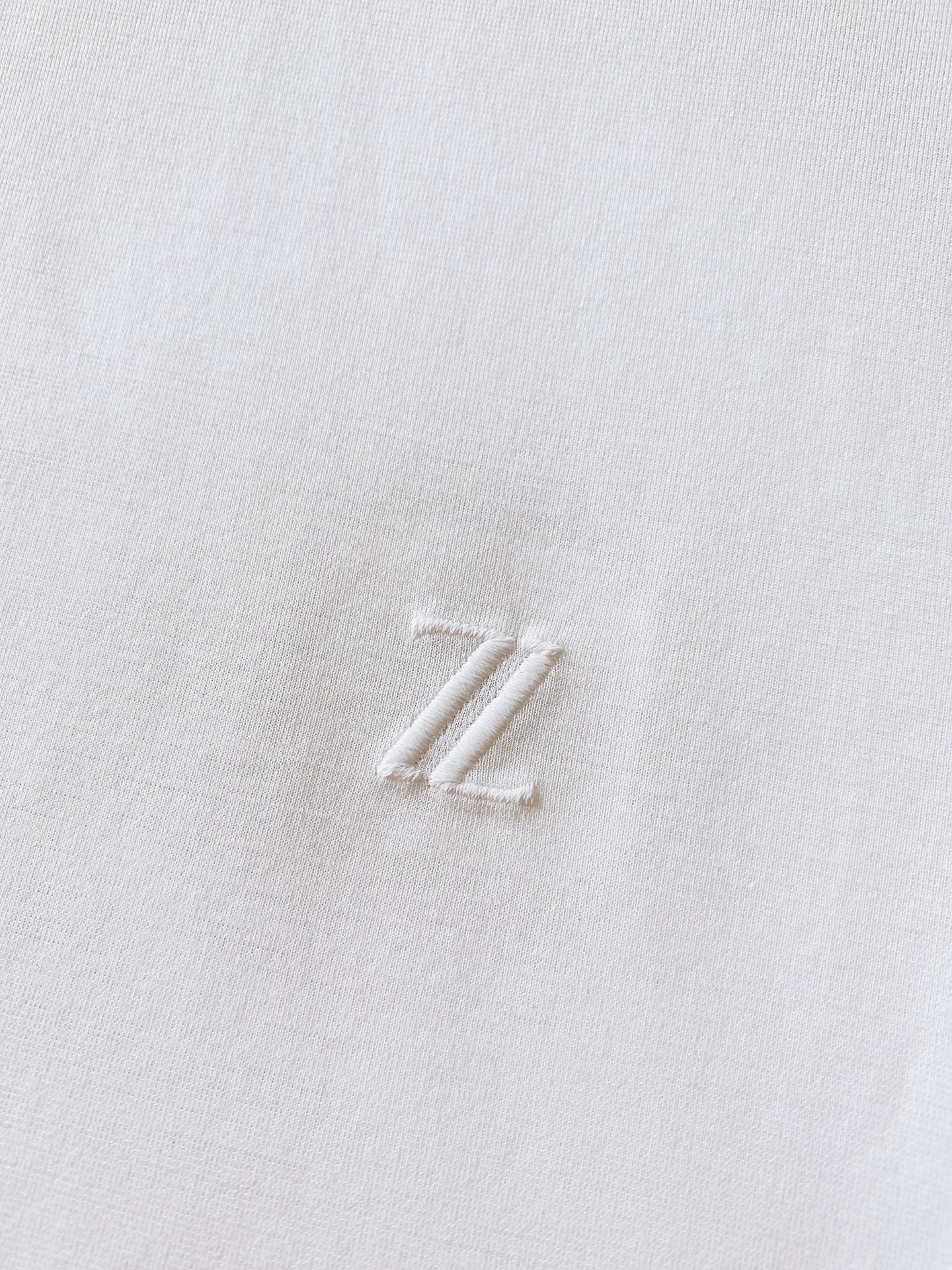 
Ermenegildo Zegna 杰尼亚 2025SS春夏新品 
刺绣标识T恤。经典圆领，似轻柔笔触
