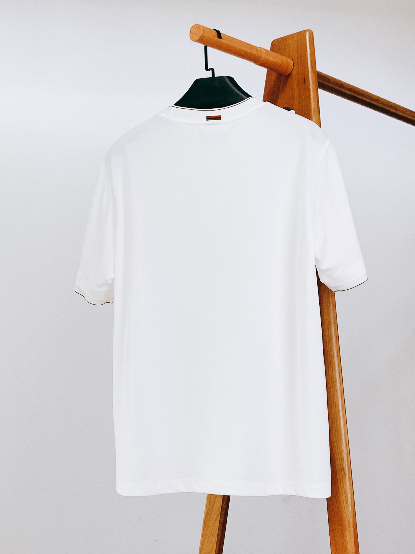 
Ermenegildo Zegna 杰尼亚 2025SS春夏新品 
刺绣标识T恤。经典圆领，似轻柔笔触