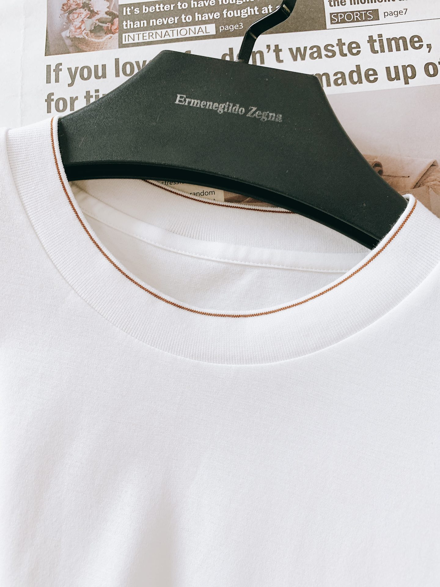 
Ermenegildo Zegna 杰尼亚 2025SS春夏新品 
刺绣标识T恤。经典圆领，似轻柔笔触