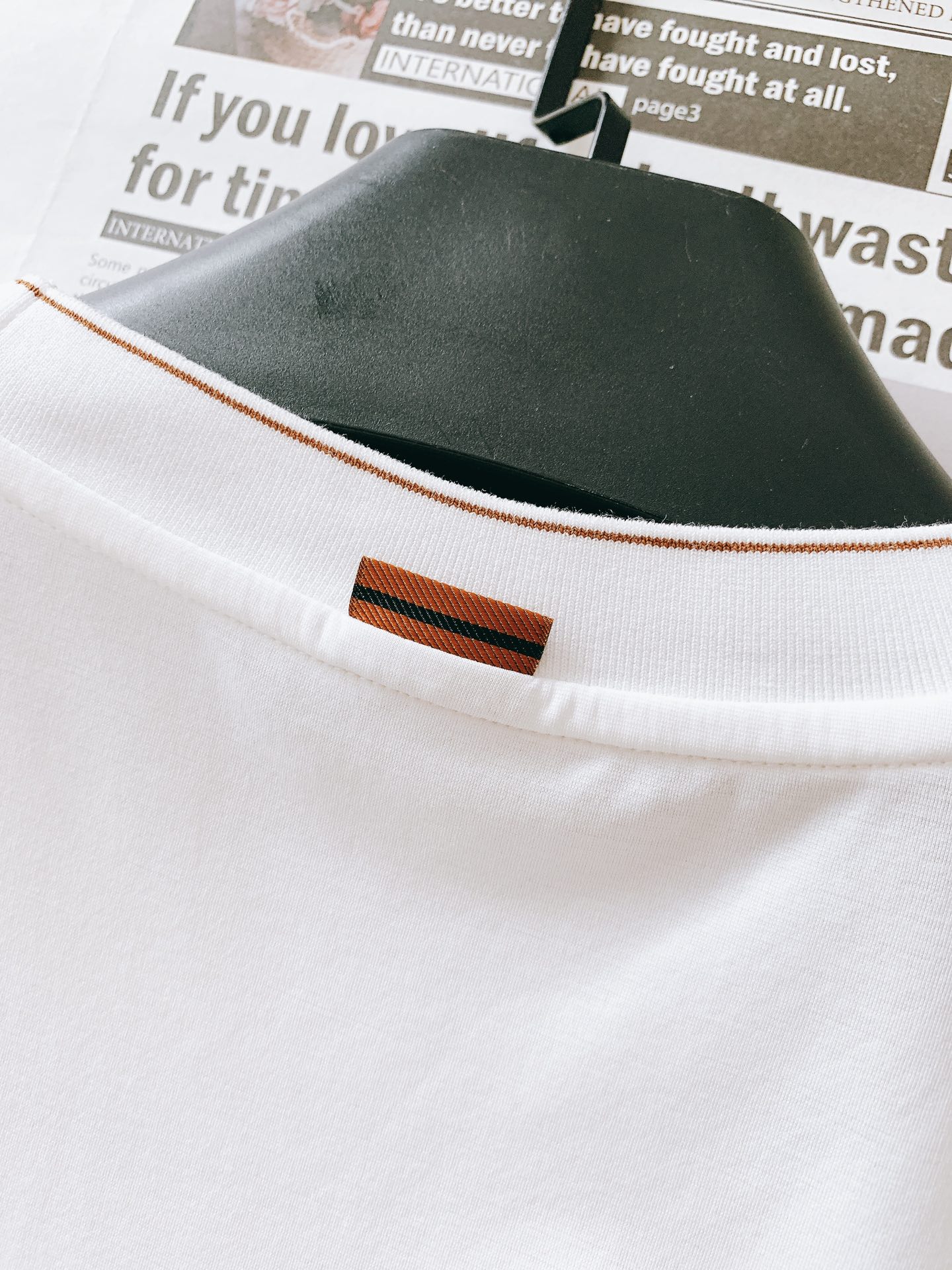 
Ermenegildo Zegna 杰尼亚 2025SS春夏新品 
刺绣标识T恤。经典圆领，似轻柔笔触