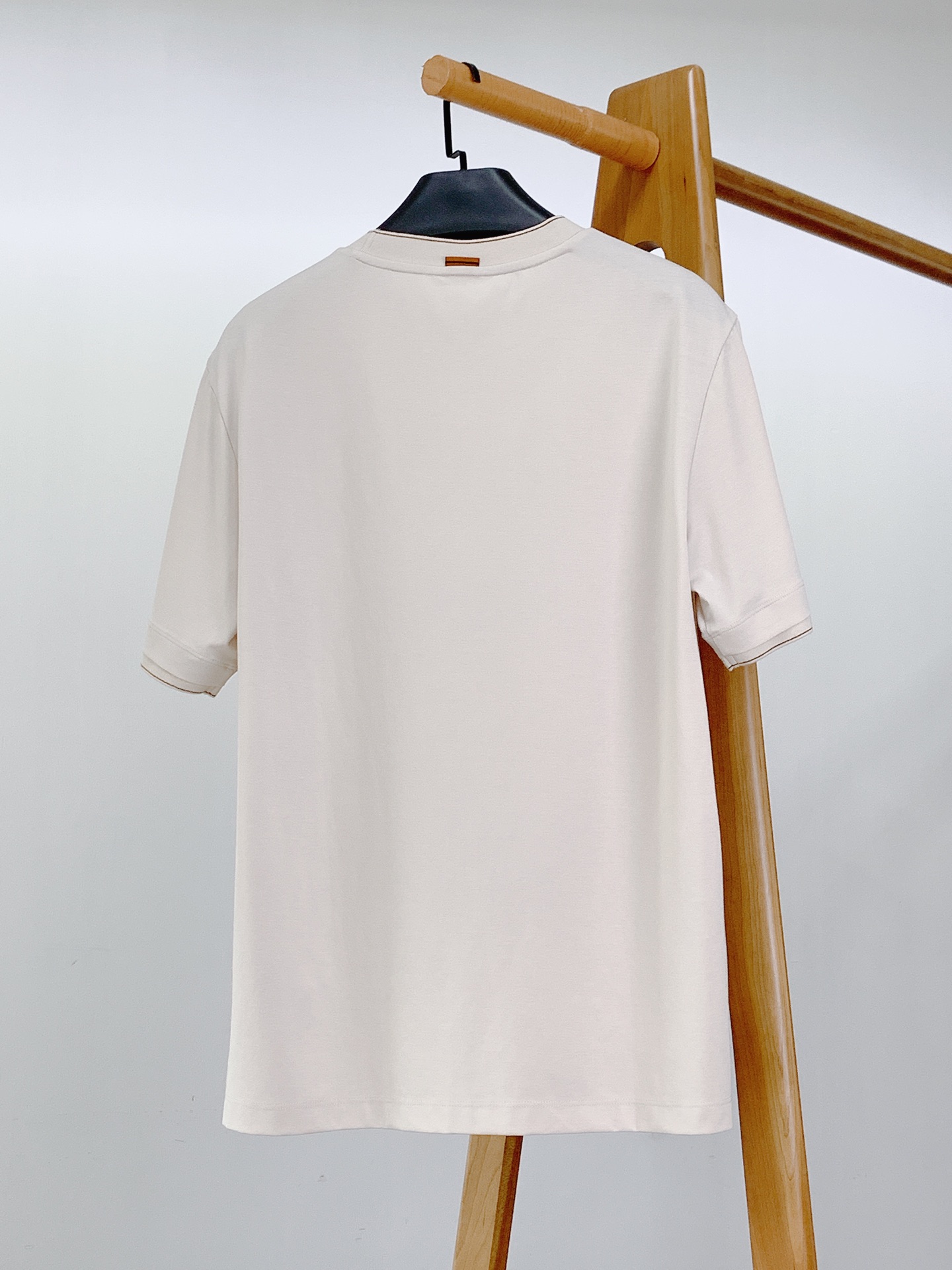 
Ermenegildo Zegna 杰尼亚 2025SS春夏新品 
刺绣标识T恤。经典圆领，似轻柔笔触