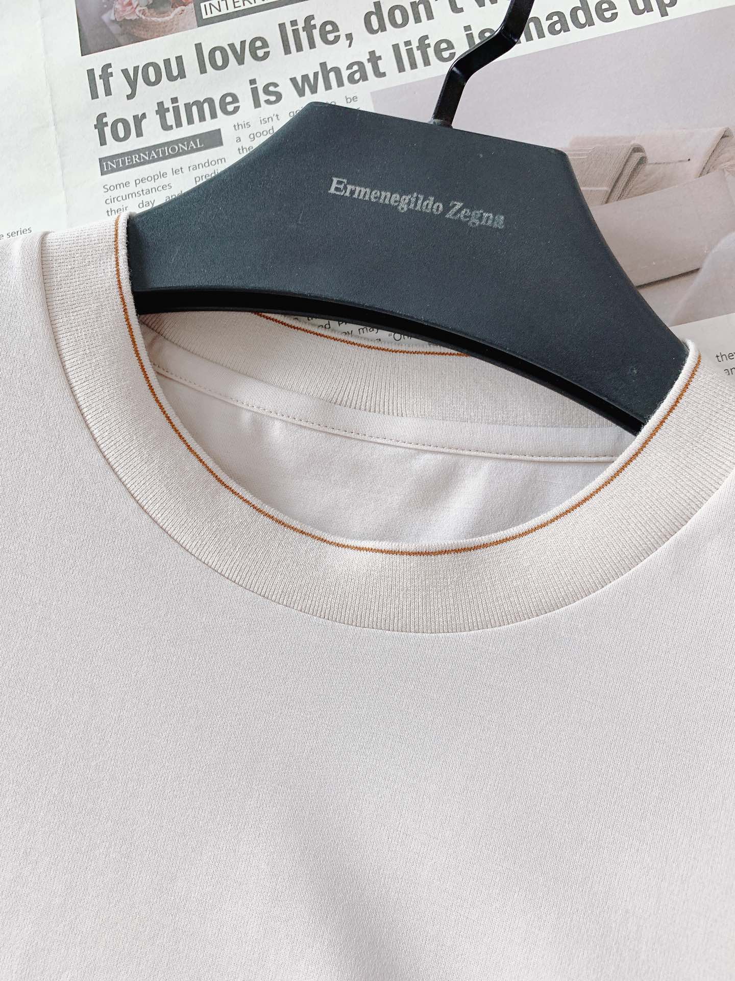 
Ermenegildo Zegna 杰尼亚 2025SS春夏新品 
刺绣标识T恤。经典圆领，似轻柔笔触