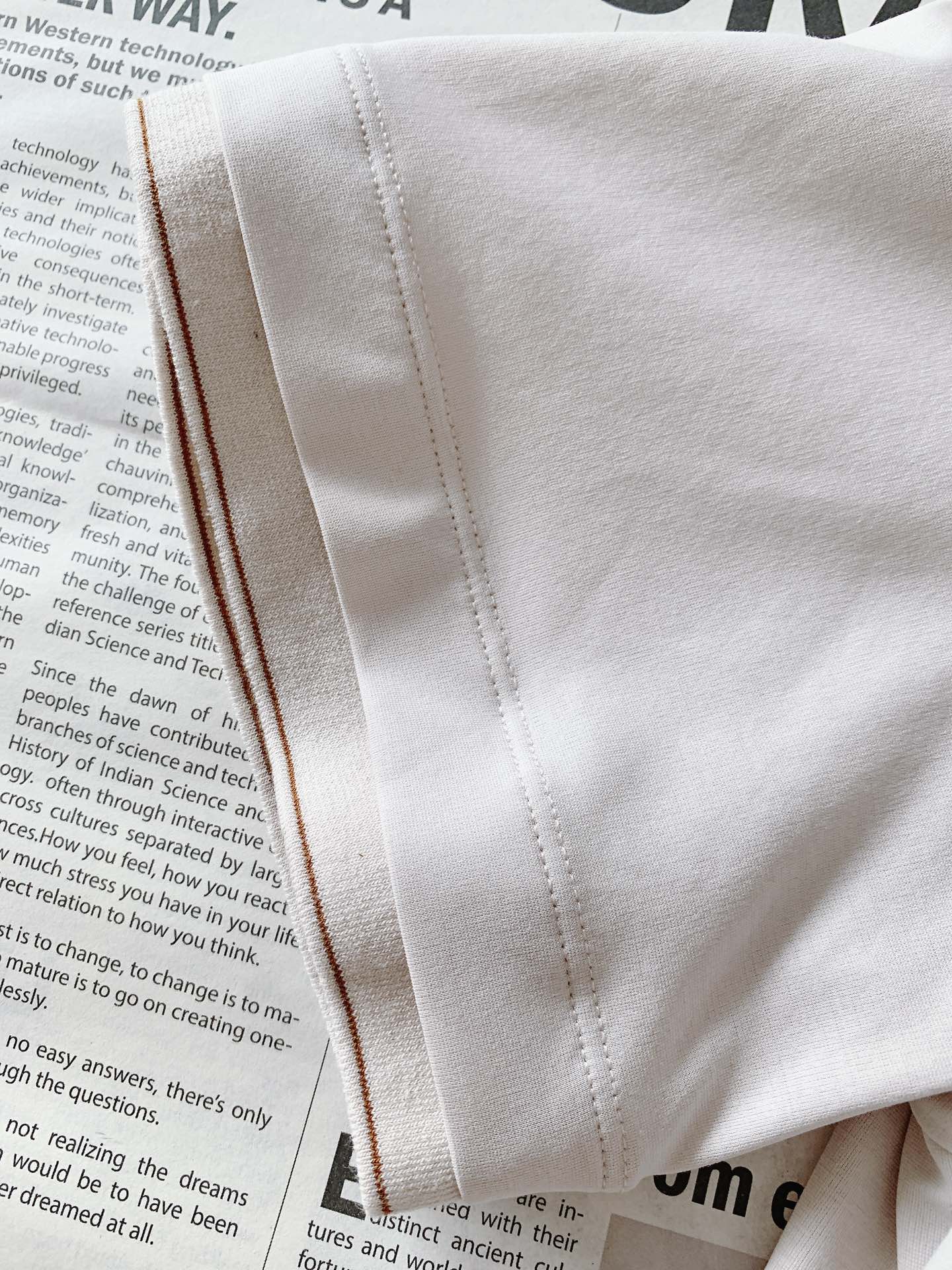 
Ermenegildo Zegna 杰尼亚 2025SS春夏新品 
刺绣标识T恤。经典圆领，似轻柔笔触