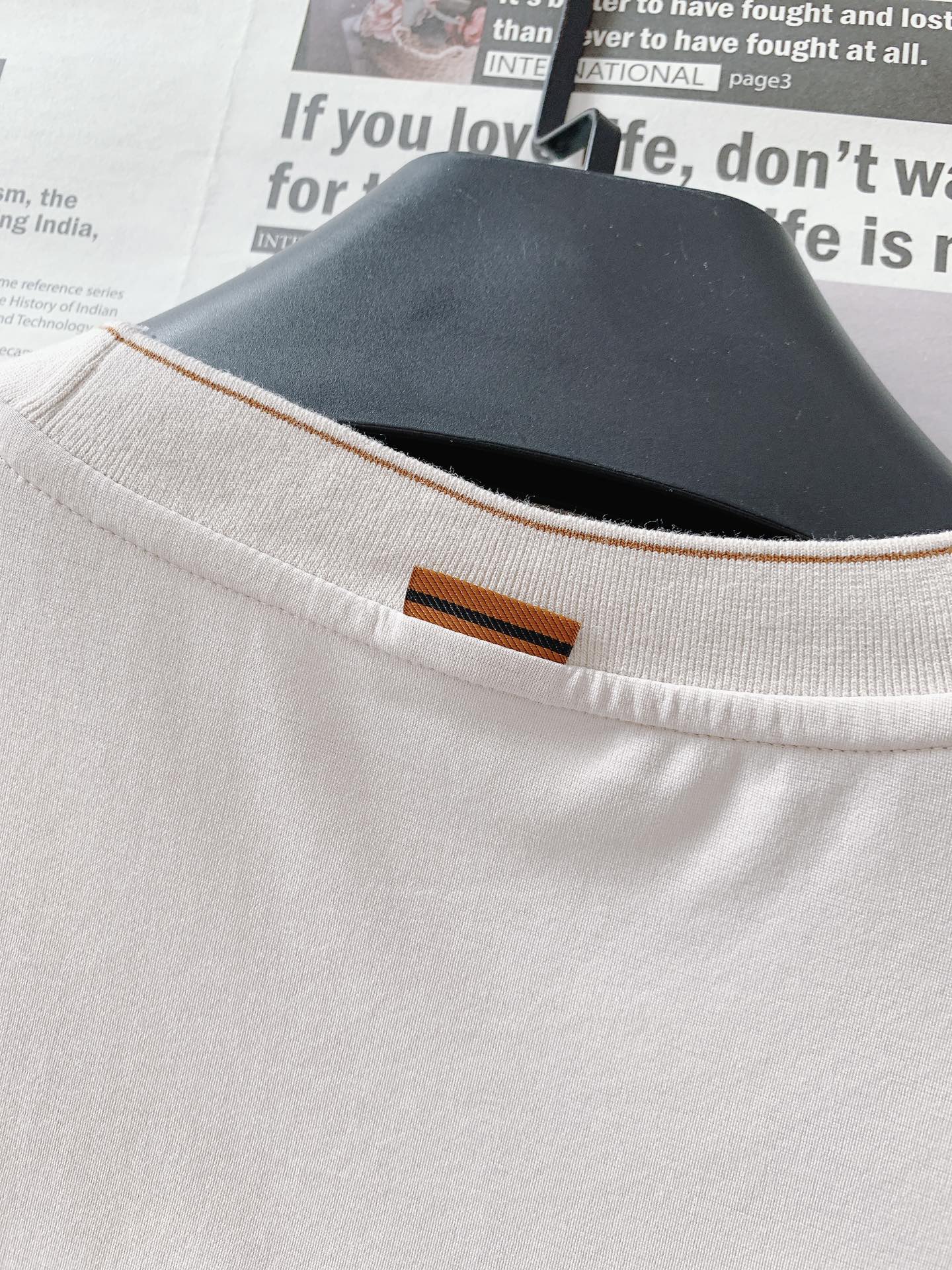 
Ermenegildo Zegna 杰尼亚 2025SS春夏新品 
刺绣标识T恤。经典圆领，似轻柔笔触