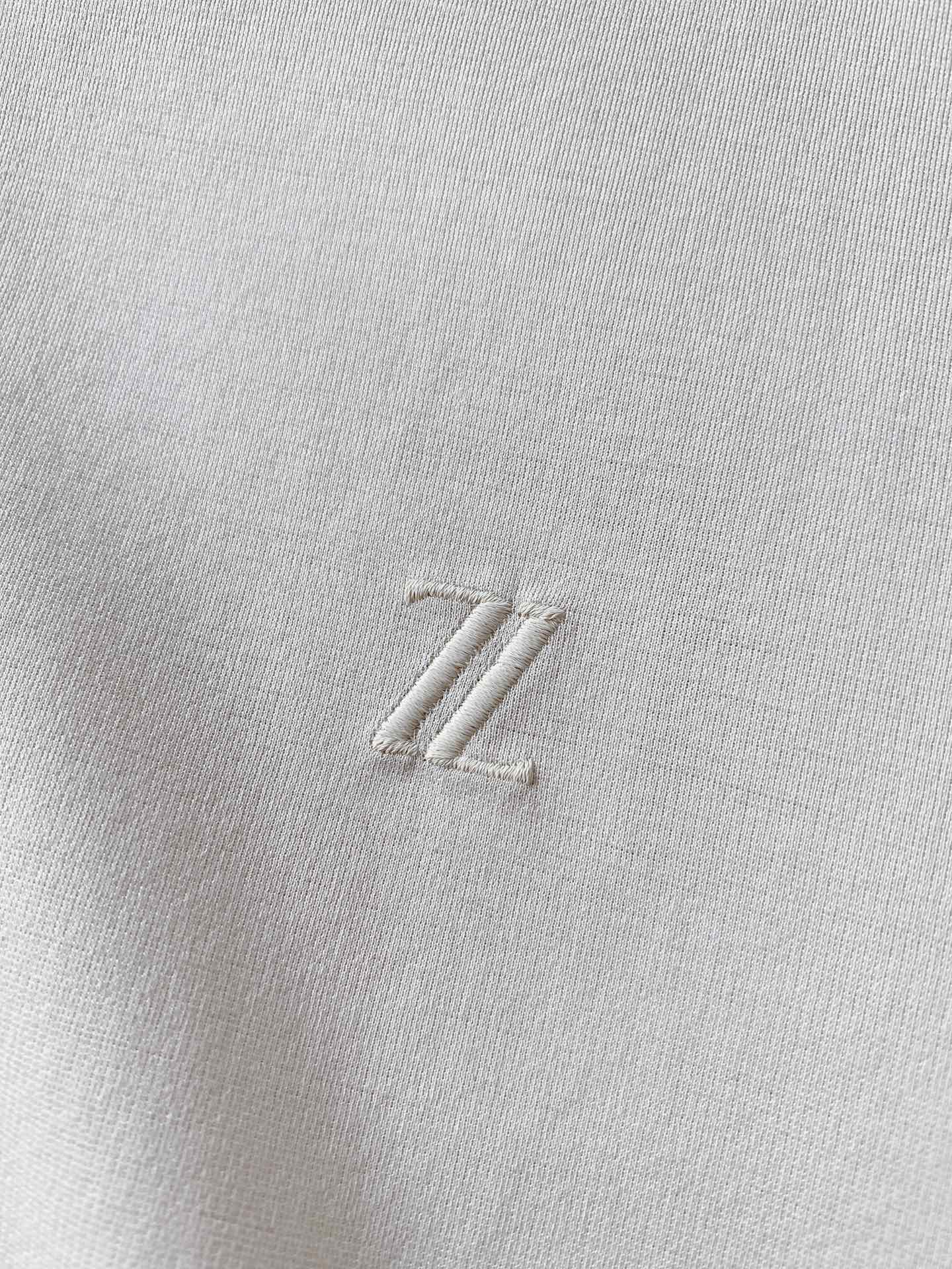 
Ermenegildo Zegna 杰尼亚 2025SS春夏新品 
刺绣标识T恤。经典圆领，似轻柔笔触