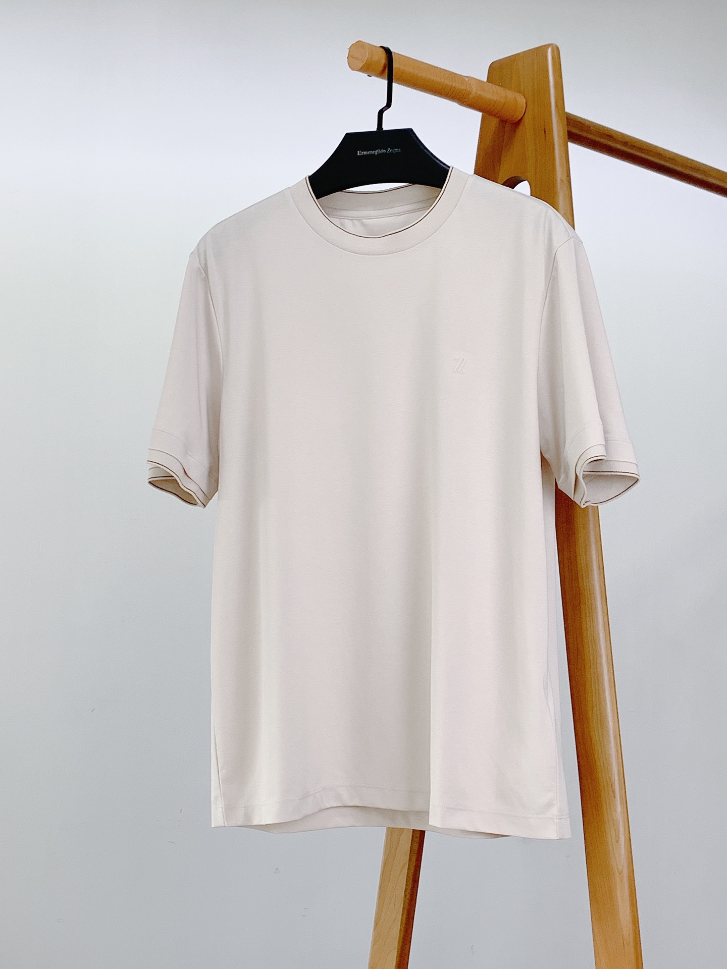 
Ermenegildo Zegna 杰尼亚 2025SS春夏新品 
刺绣标识T恤。经典圆领，似轻柔笔触