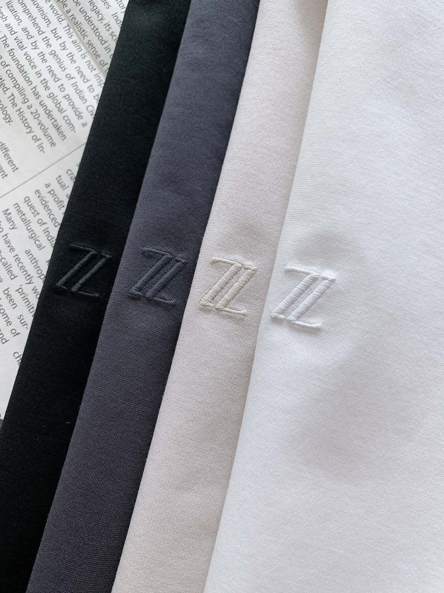 
Ermenegildo Zegna 杰尼亚 2025SS春夏新品 
刺绣标识T恤。经典圆领，似轻柔笔触