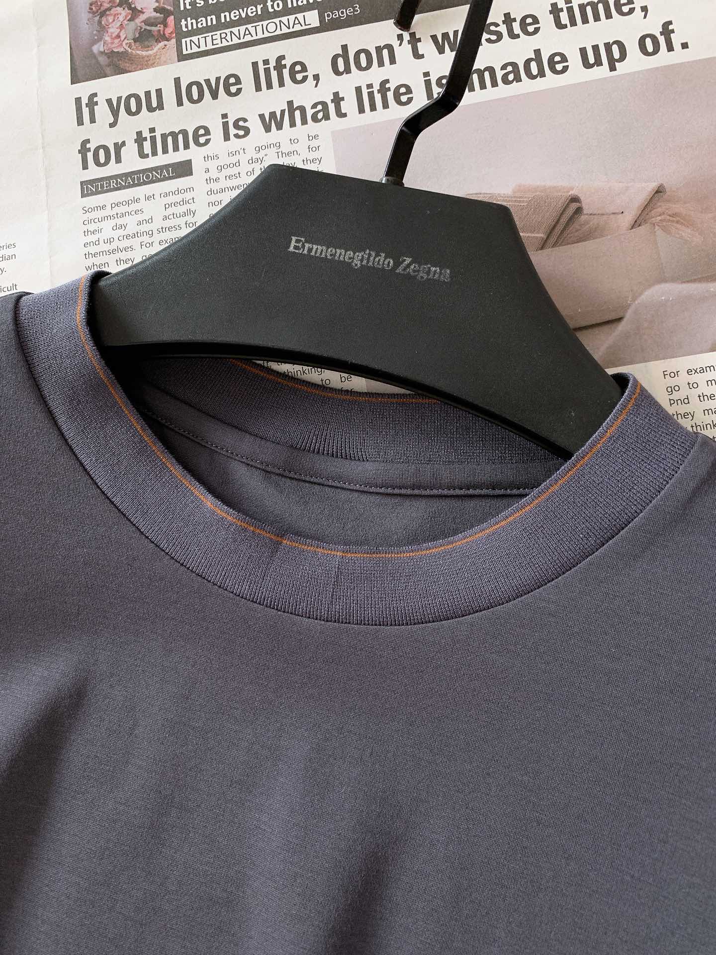 
Ermenegildo Zegna 杰尼亚 2025SS春夏新品 
刺绣标识T恤。经典圆领，似轻柔笔触
