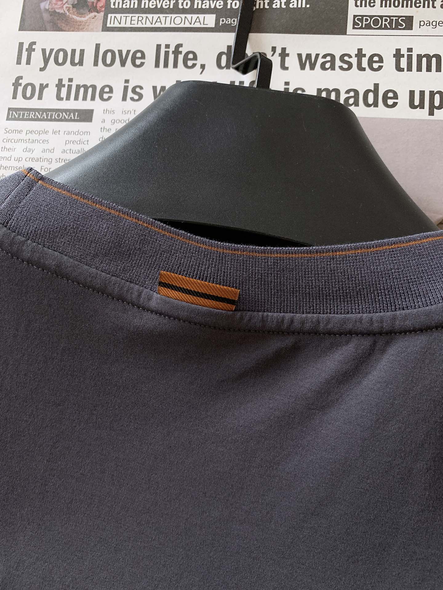 
Ermenegildo Zegna 杰尼亚 2025SS春夏新品 
刺绣标识T恤。经典圆领，似轻柔笔触