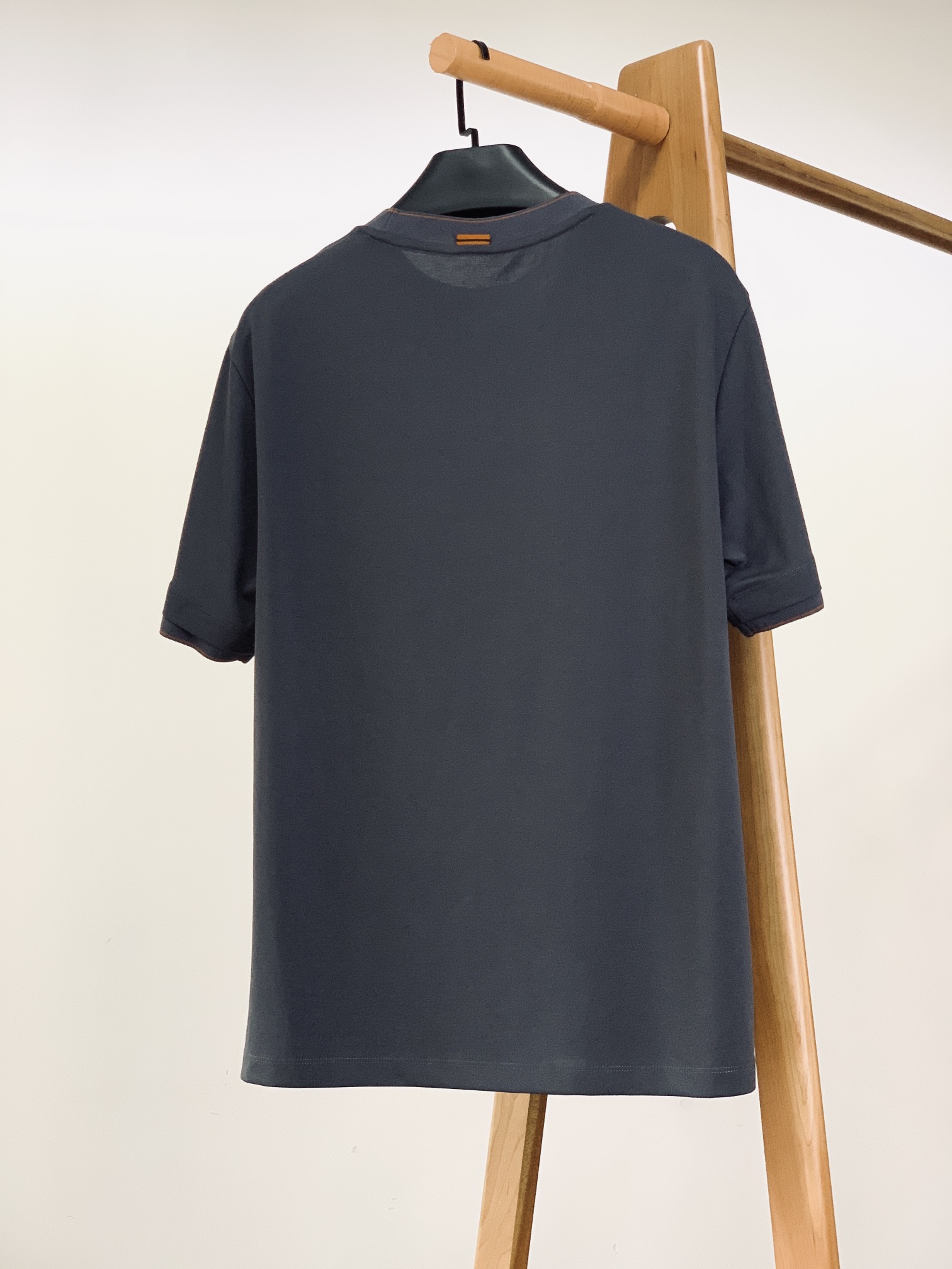 
Ermenegildo Zegna 杰尼亚 2025SS春夏新品 
刺绣标识T恤。经典圆领，似轻柔笔触
