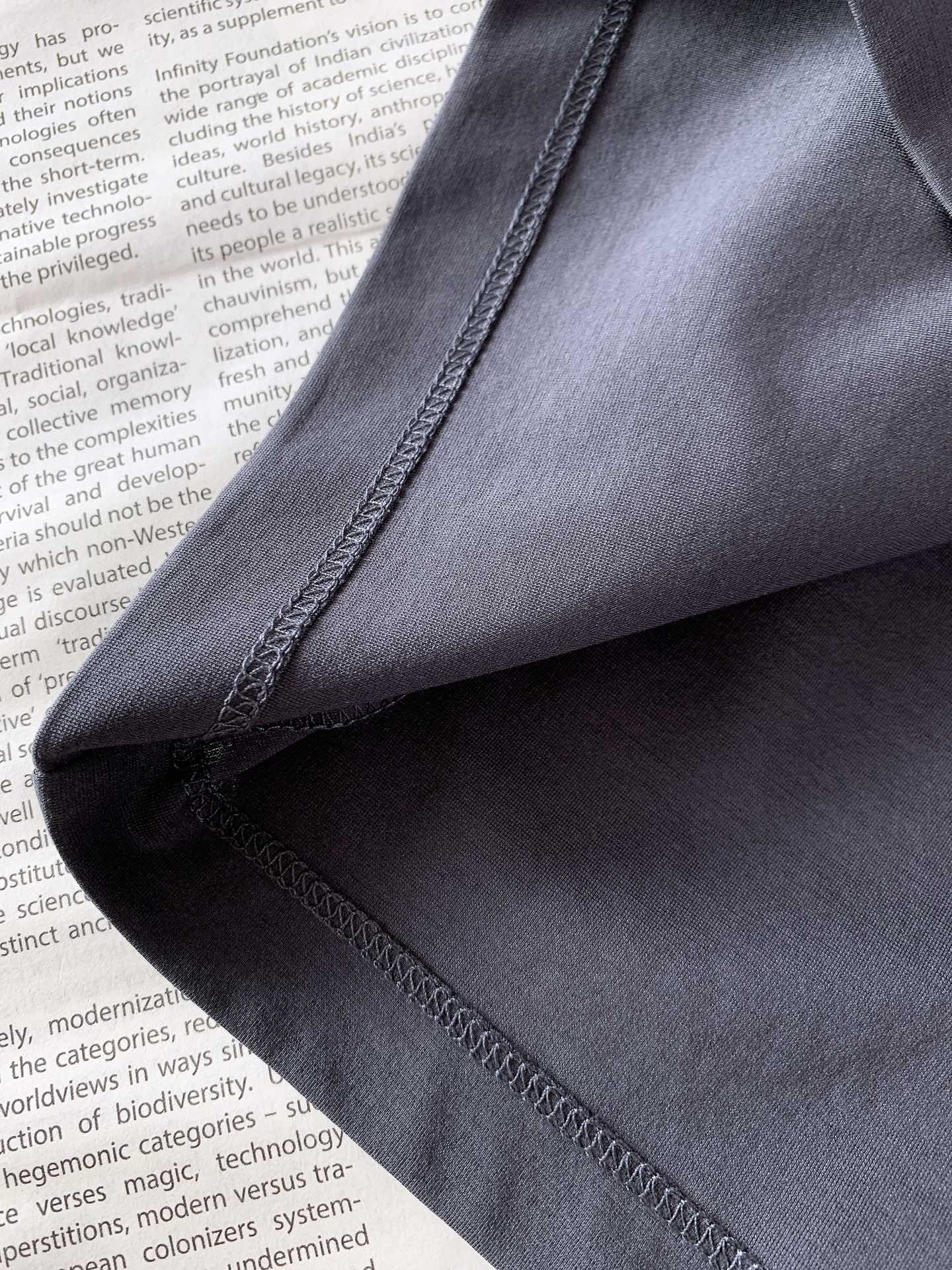 
Ermenegildo Zegna 杰尼亚 2025SS春夏新品 
刺绣标识T恤。经典圆领，似轻柔笔触