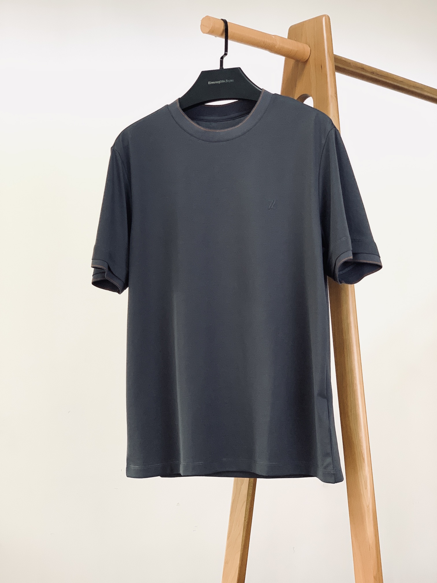 
Ermenegildo Zegna 杰尼亚 2025SS春夏新品 
刺绣标识T恤。经典圆领，似轻柔笔触