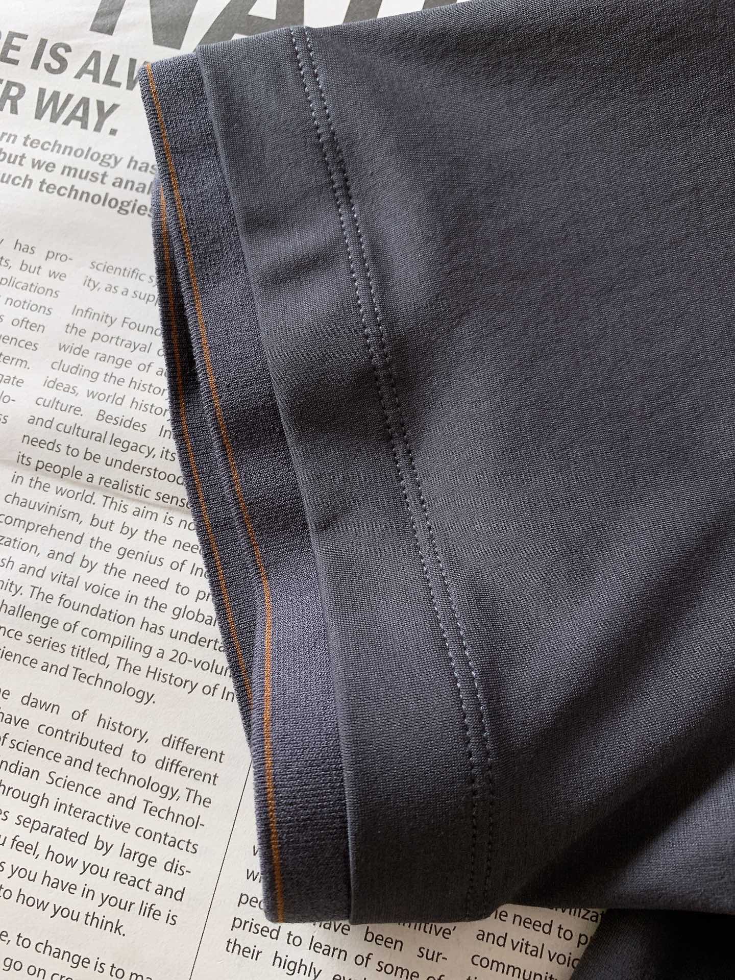
Ermenegildo Zegna 杰尼亚 2025SS春夏新品 
刺绣标识T恤。经典圆领，似轻柔笔触
