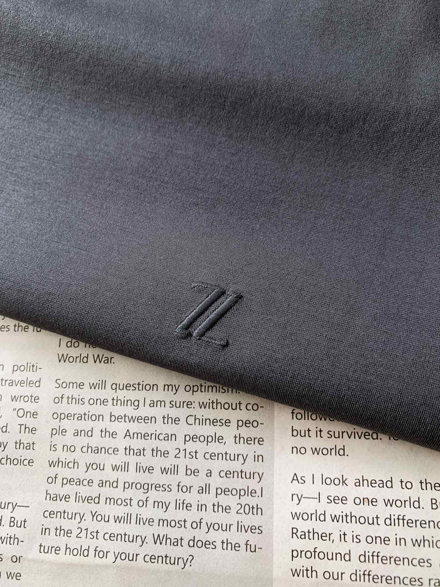 
Ermenegildo Zegna 杰尼亚 2025SS春夏新品 
刺绣标识T恤。经典圆领，似轻柔笔触