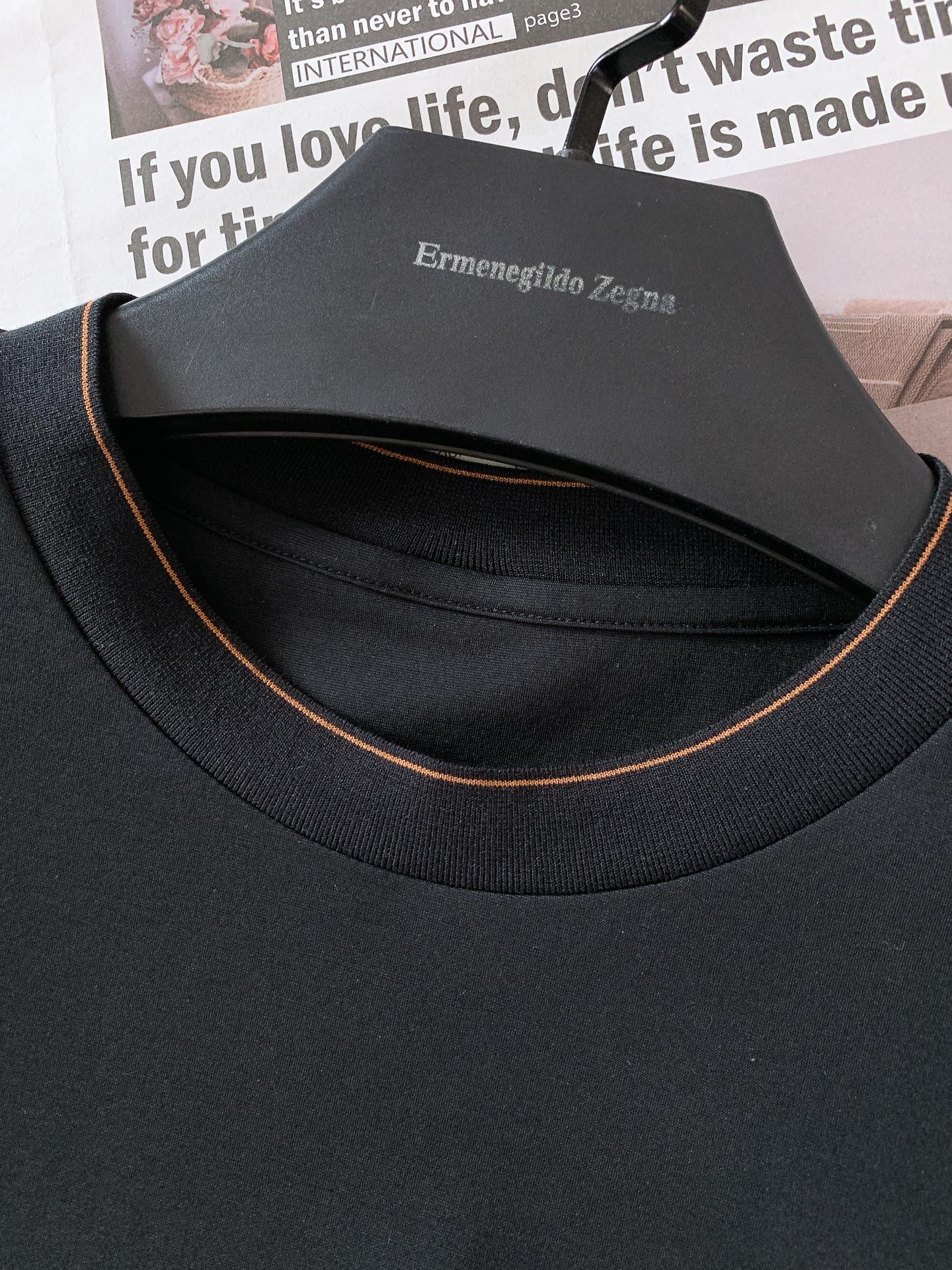 
Ermenegildo Zegna 杰尼亚 2025SS春夏新品 
刺绣标识T恤。经典圆领，似轻柔笔触