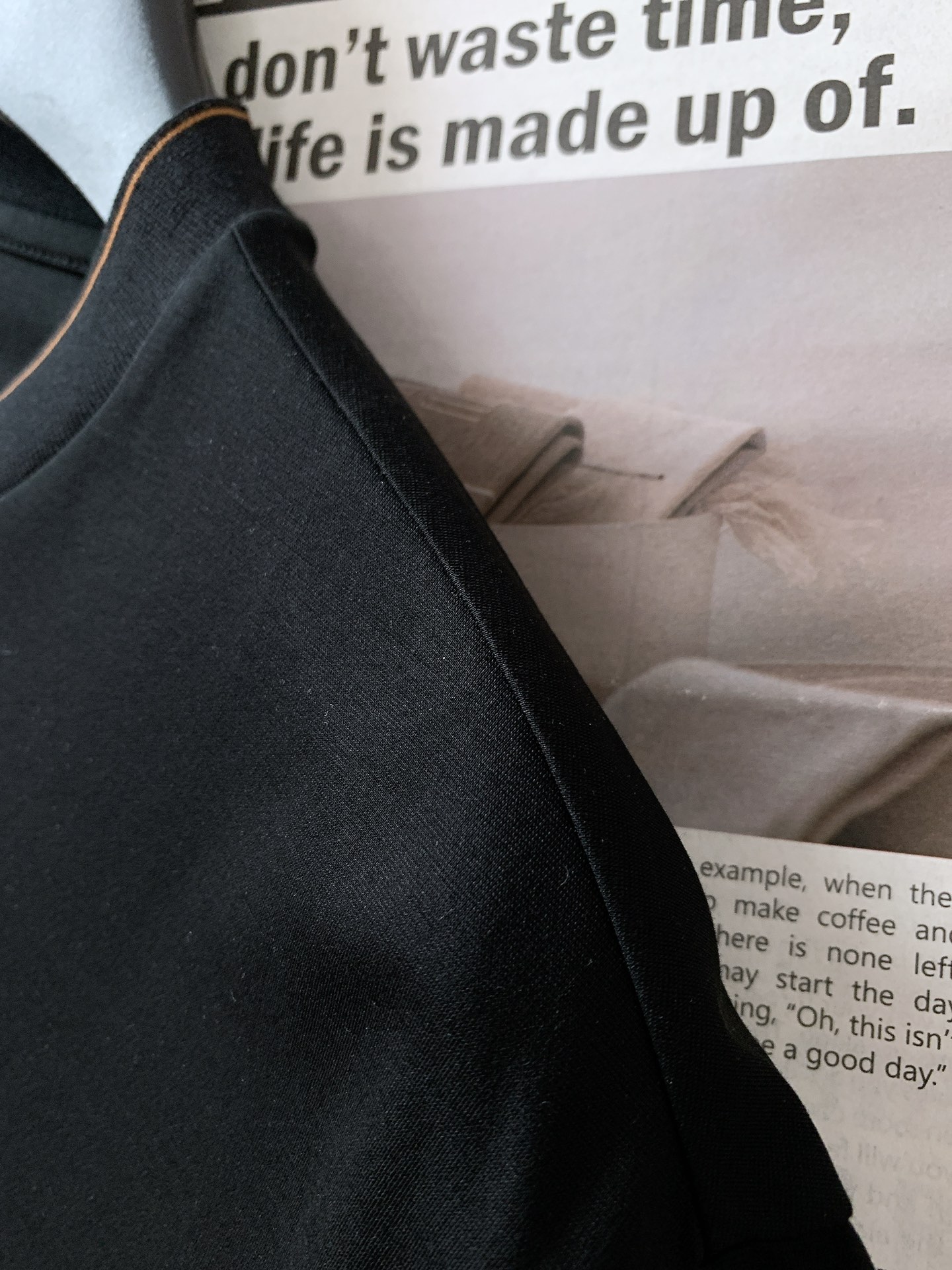 
Ermenegildo Zegna 杰尼亚 2025SS春夏新品 
刺绣标识T恤。经典圆领，似轻柔笔触
