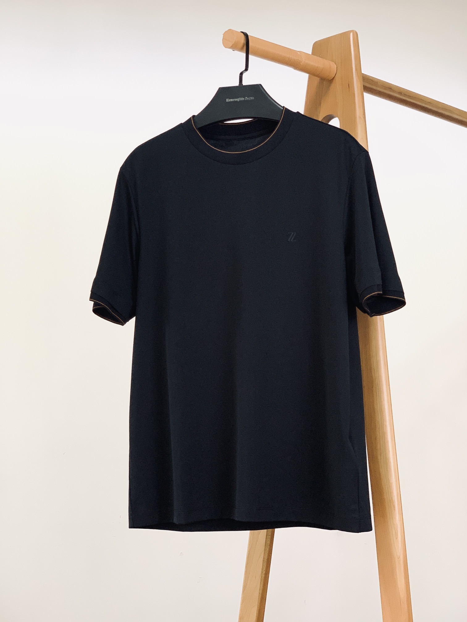 
Ermenegildo Zegna 杰尼亚 2025SS春夏新品 
刺绣标识T恤。经典圆领，似轻柔笔触