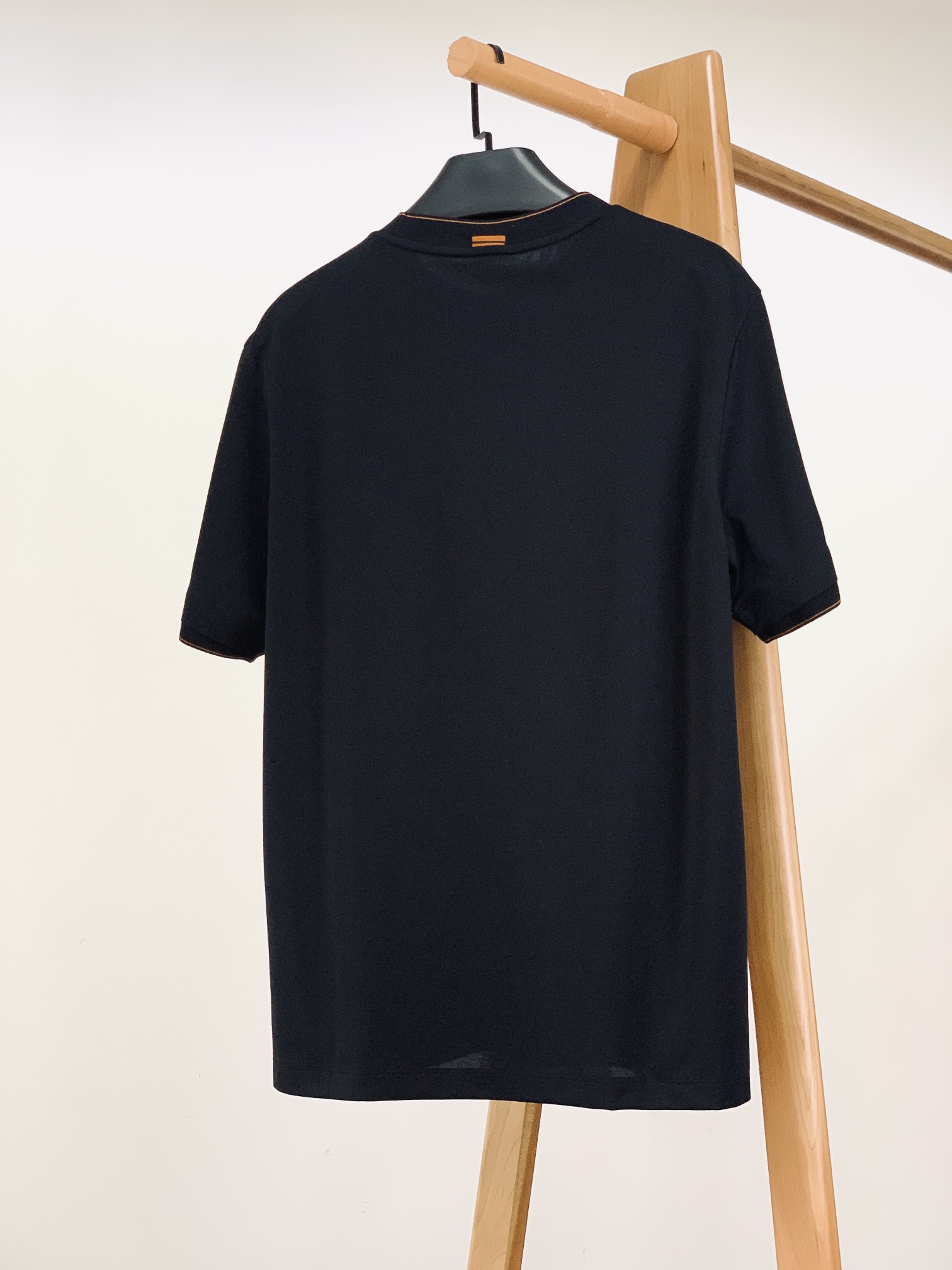 
Ermenegildo Zegna 杰尼亚 2025SS春夏新品 
刺绣标识T恤。经典圆领，似轻柔笔触