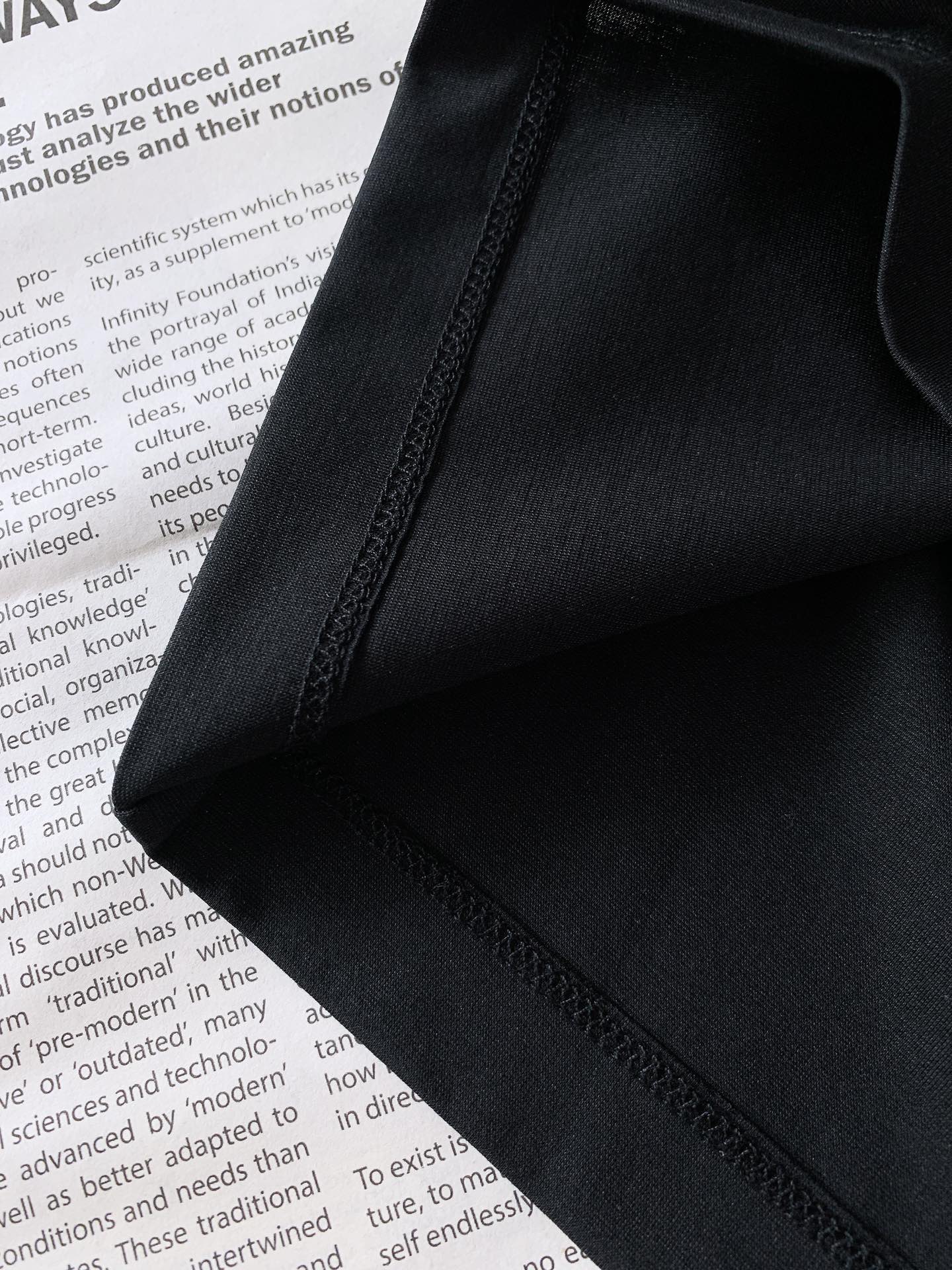 
Ermenegildo Zegna 杰尼亚 2025SS春夏新品 
刺绣标识T恤。经典圆领，似轻柔笔触