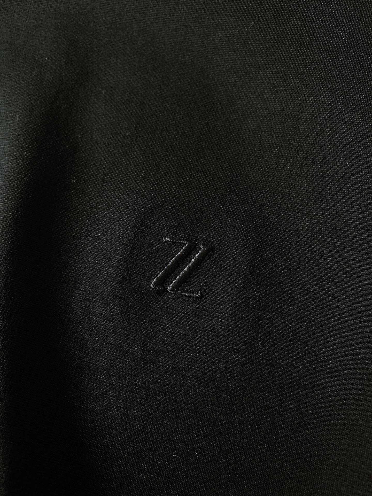 
Ermenegildo Zegna 杰尼亚 2025SS春夏新品 
刺绣标识T恤。经典圆领，似轻柔笔触