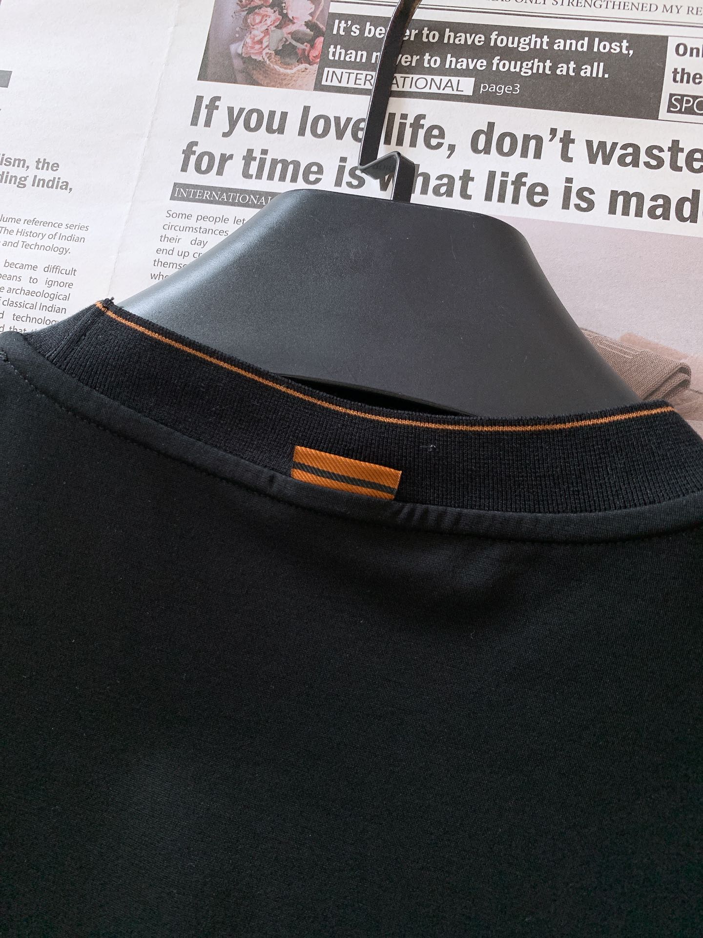 
Ermenegildo Zegna 杰尼亚 2025SS春夏新品 
刺绣标识T恤。经典圆领，似轻柔笔触