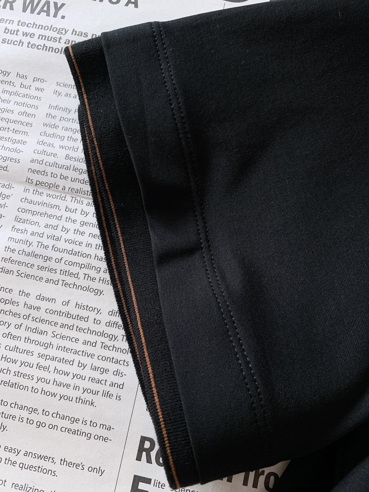 
Ermenegildo Zegna 杰尼亚 2025SS春夏新品 
刺绣标识T恤。经典圆领，似轻柔笔触