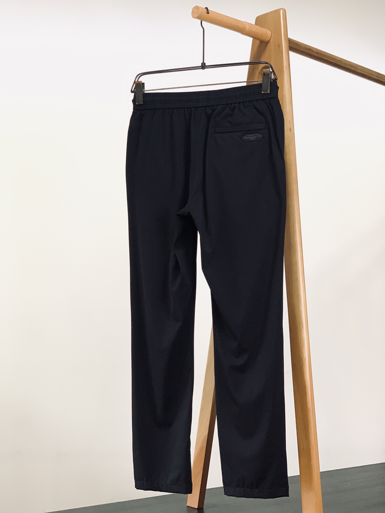 
Dior Homme 迪奥·桀傲 2025SS春夏新品 
复古休闲裤….定制面料。 上身很好👍。 非常