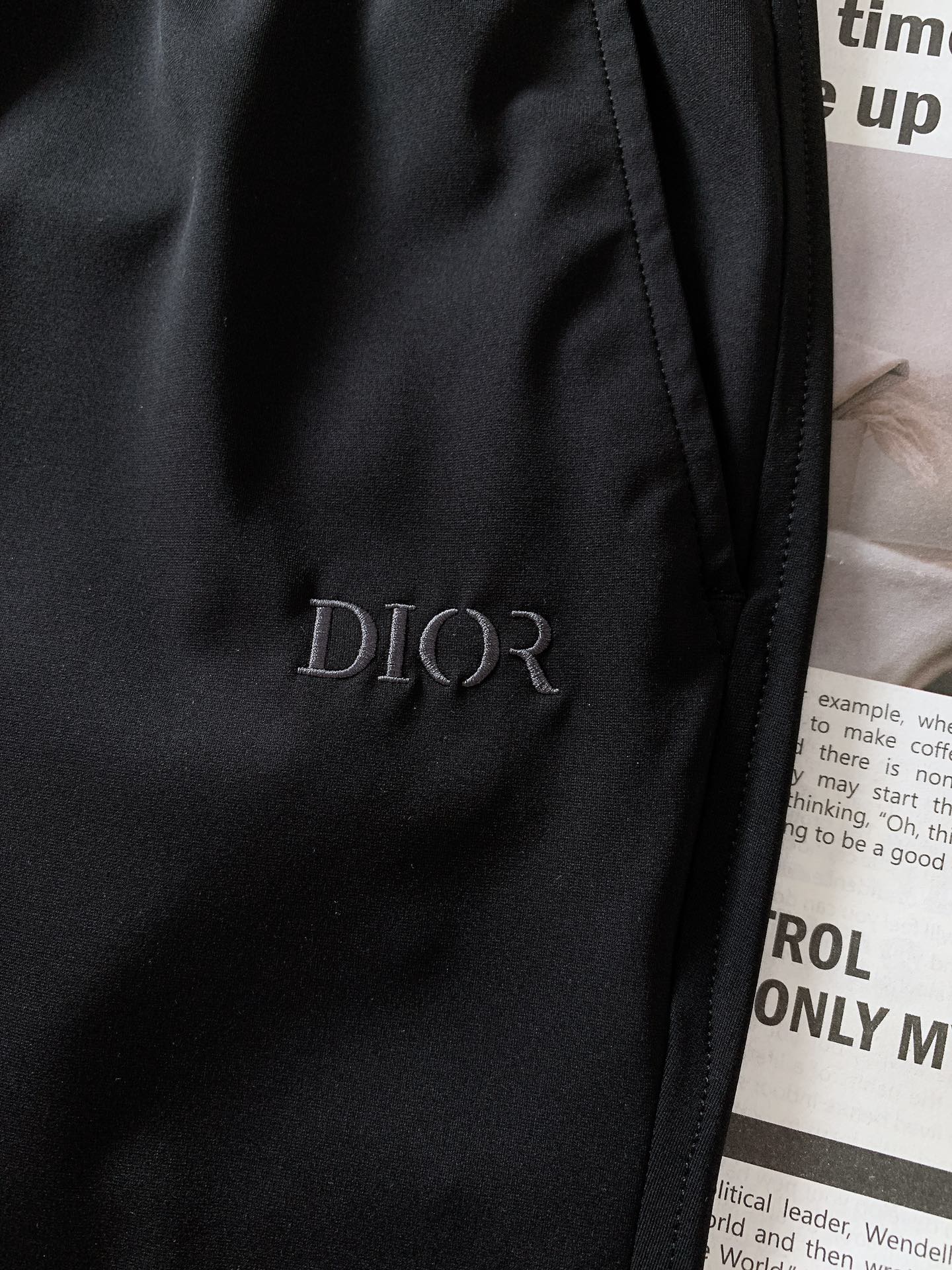 
Dior Homme 迪奥·桀傲 2025SS春夏新品 
复古休闲裤….定制面料。 上身很好👍。 非常