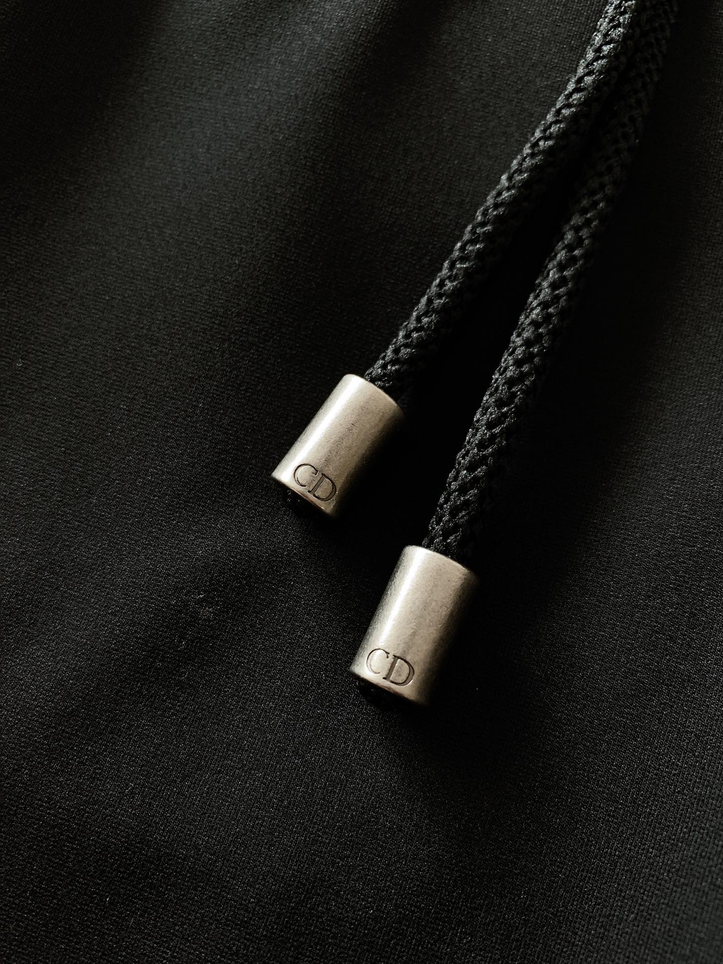 
Dior Homme 迪奥·桀傲 2025SS春夏新品 
复古休闲裤….定制面料。 上身很好👍。 非常