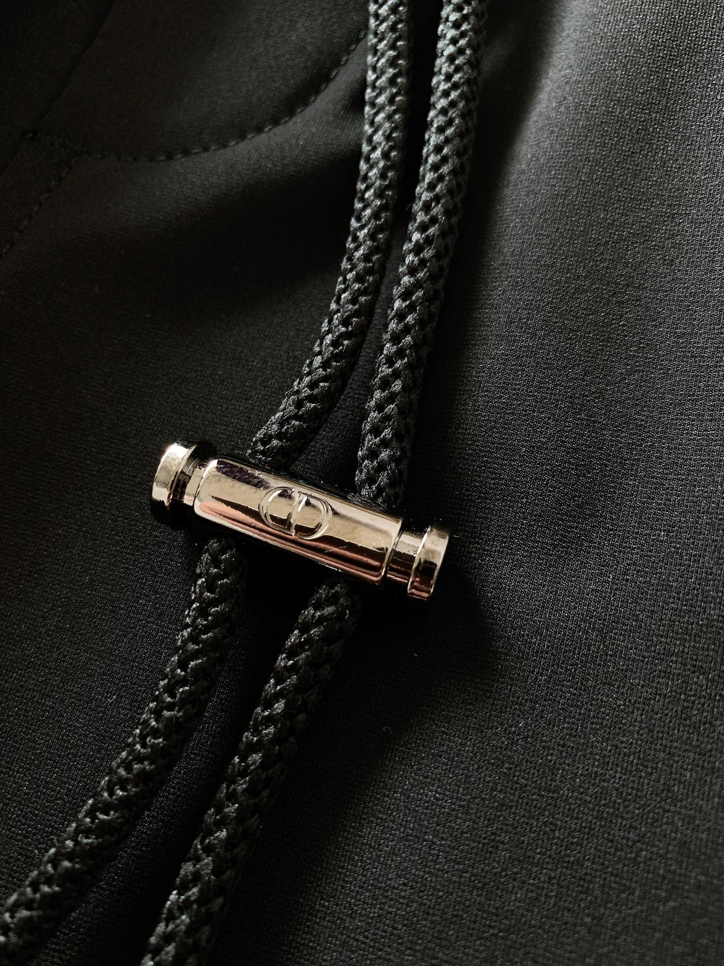 
Dior Homme 迪奥·桀傲 2025SS春夏新品 
复古休闲裤….定制面料。 上身很好👍。 非常
