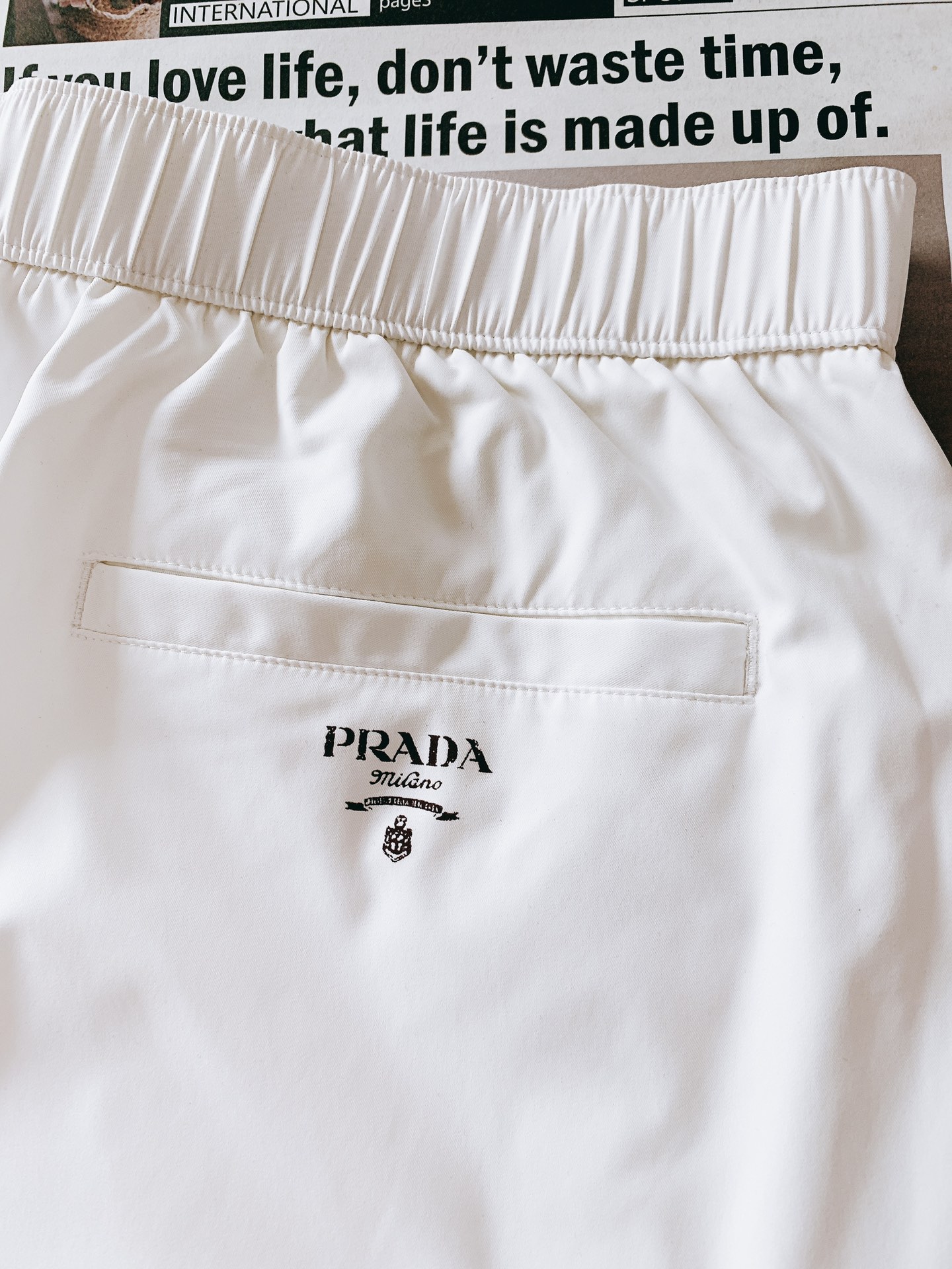 
Prada 普拉达 2025SS春夏新品 
休闲工装短裤，沿袭品牌高端格调与户外基因。经典百搭，散发随