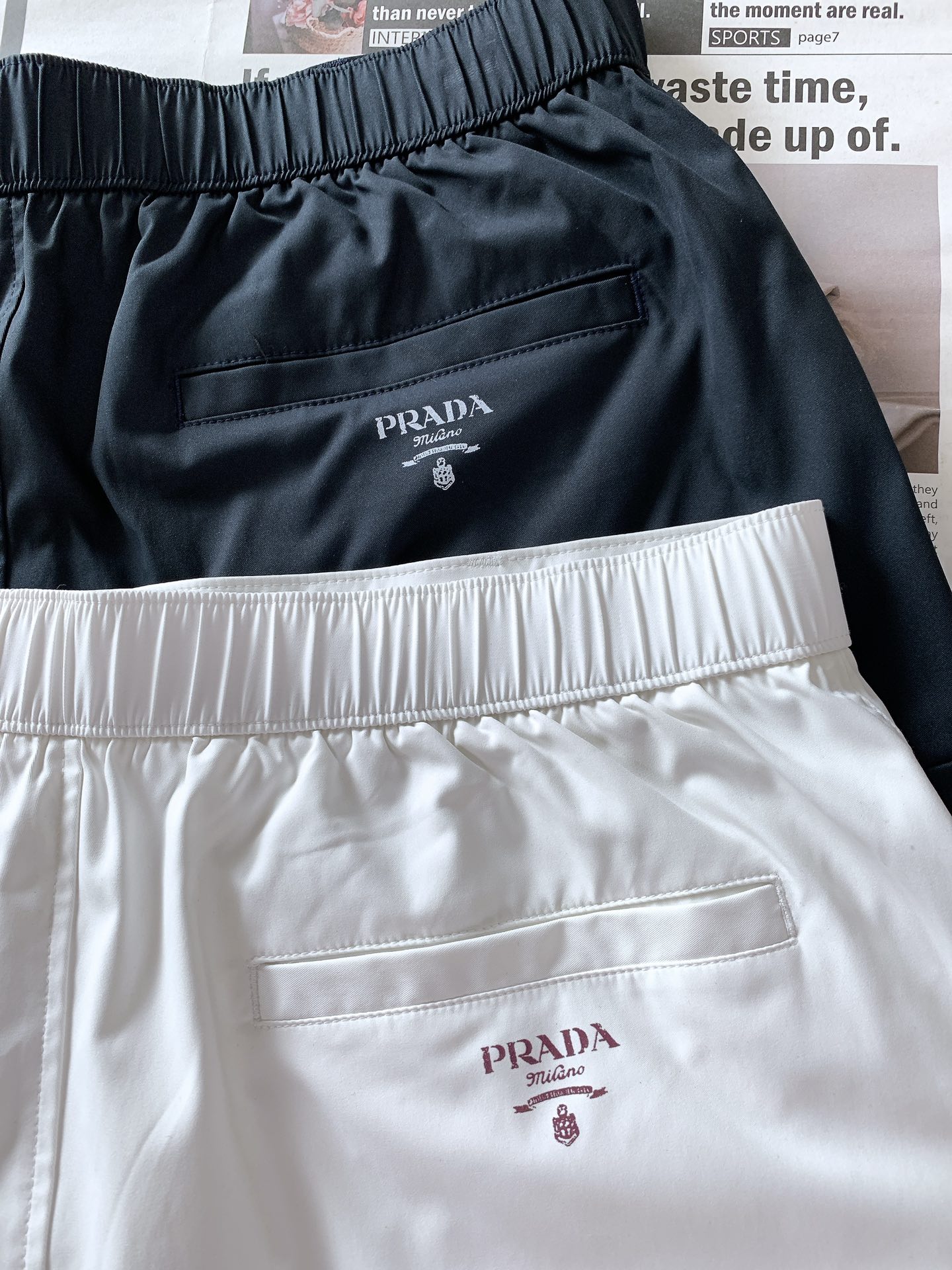 
Prada 普拉达 2025SS春夏新品 
休闲工装短裤，沿袭品牌高端格调与户外基因。经典百搭，散发随