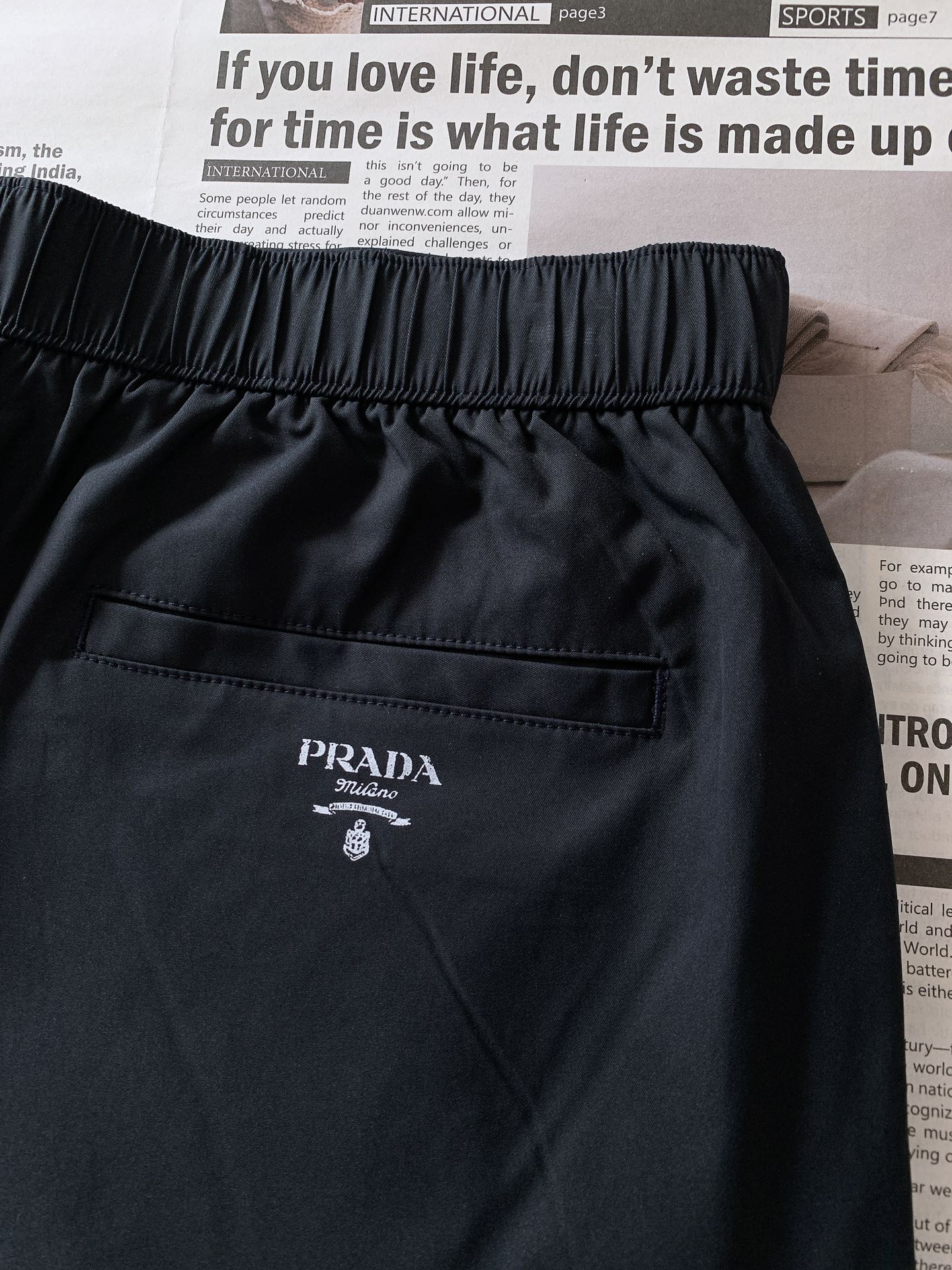 
Prada 普拉达 2025SS春夏新品 
休闲工装短裤，沿袭品牌高端格调与户外基因。经典百搭，散发随