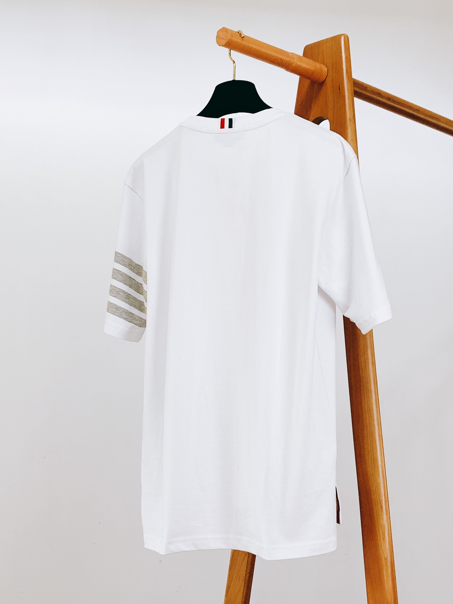 
Thom Browne 汤姆·布朗 2025SS春夏新品 
压花小狗🐶T恤，进口定制面料打造，舒适透气
