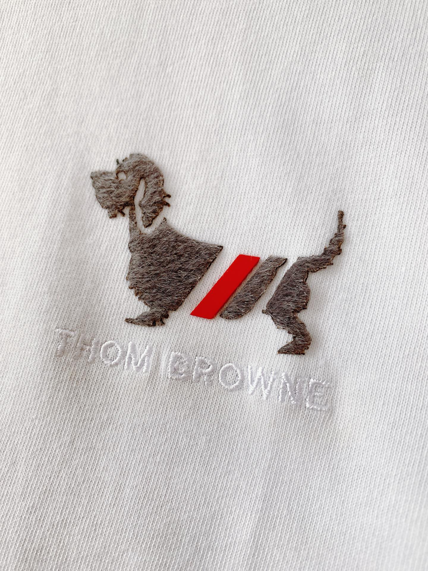 
Thom Browne 汤姆·布朗 2025SS春夏新品 
压花小狗🐶T恤，进口定制面料打造，舒适透气