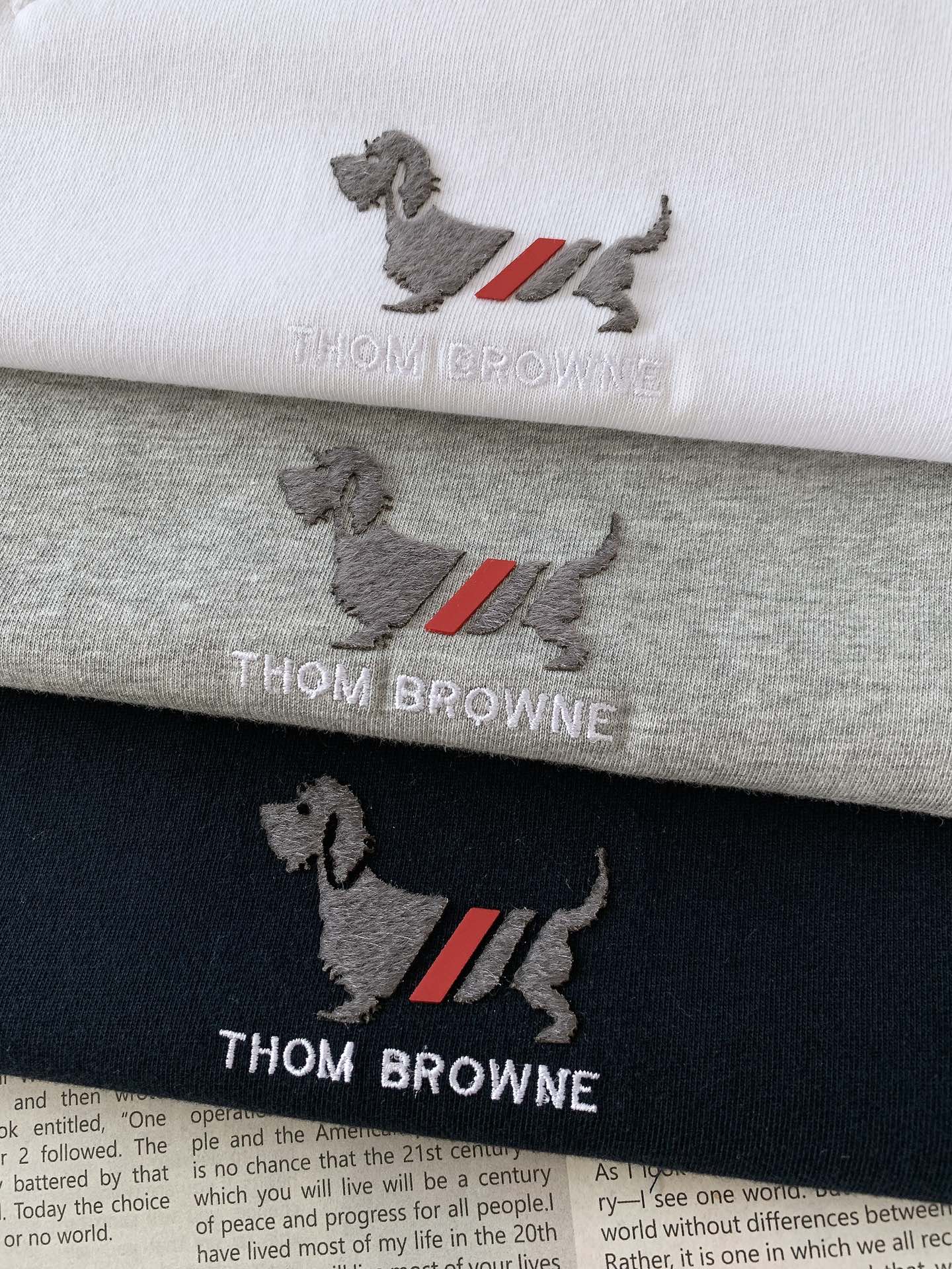 
Thom Browne 汤姆·布朗 2025SS春夏新品 
压花小狗🐶T恤，进口定制面料打造，舒适透气