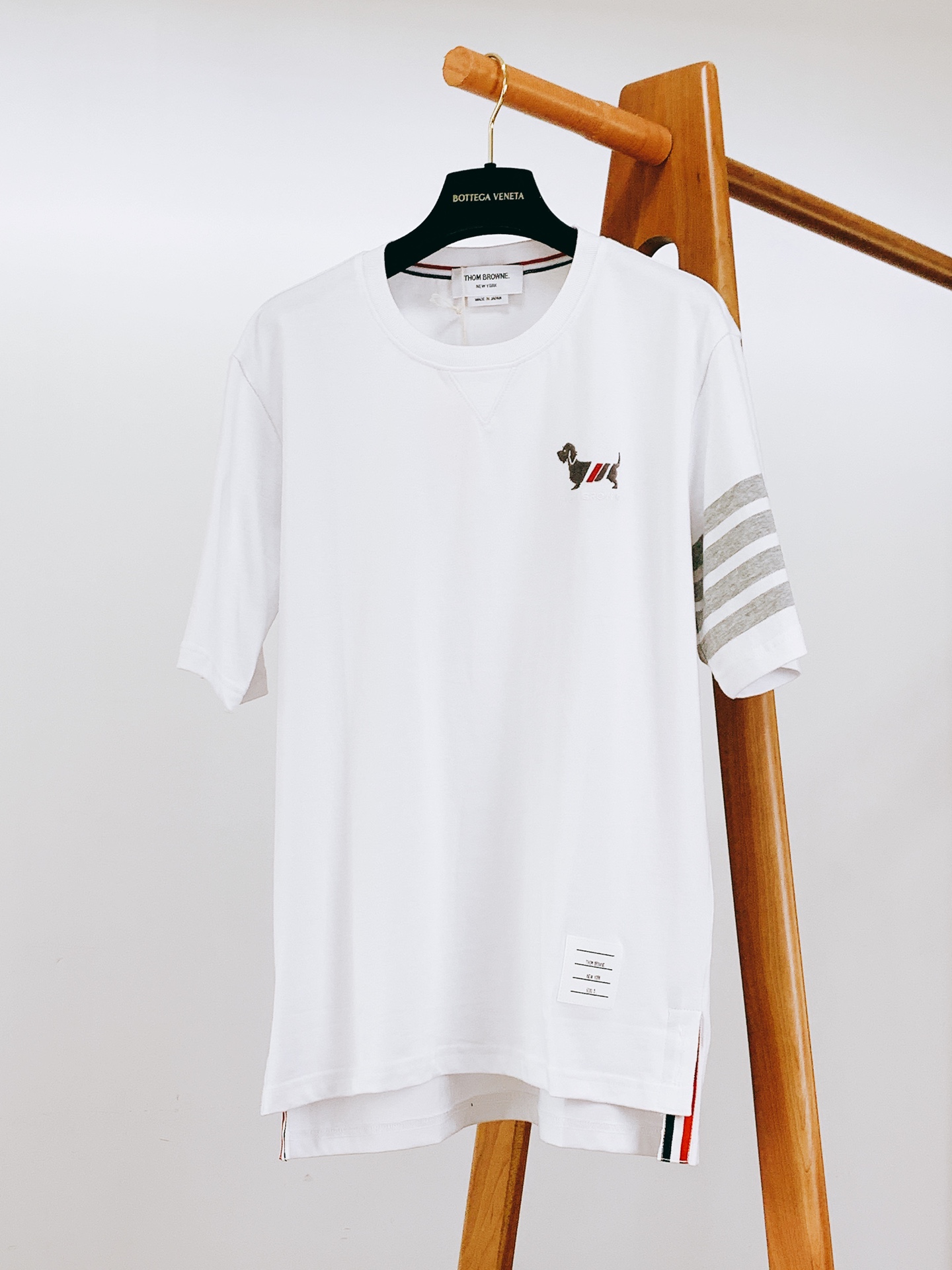 
Thom Browne 汤姆·布朗 2025SS春夏新品 
压花小狗🐶T恤，进口定制面料打造，舒适透气