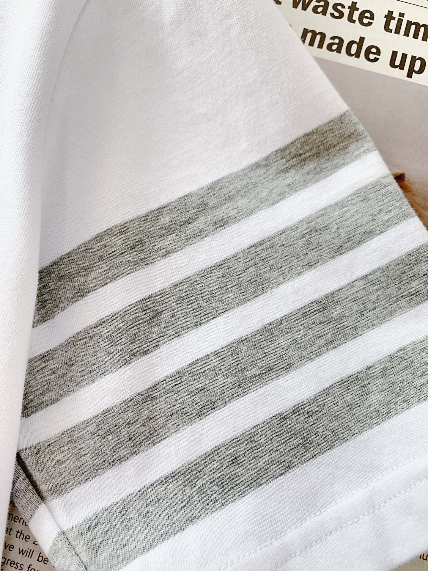
Thom Browne 汤姆·布朗 2025SS春夏新品 
压花小狗🐶T恤，进口定制面料打造，舒适透气