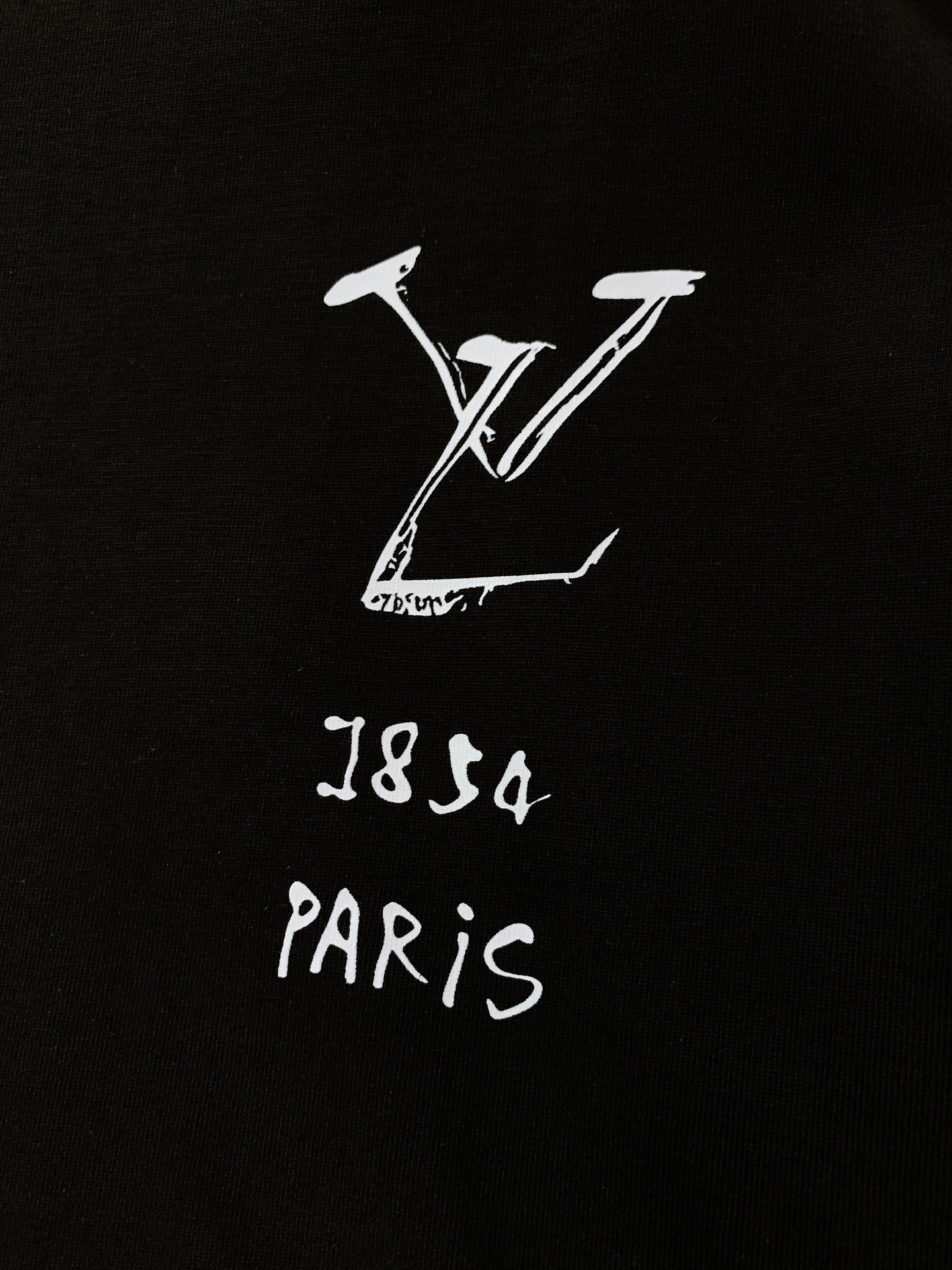 
LouisVuitton 路易威登 2025SS春夏新品 
手绘印花短TEE，每一件都是纯手工画制而成