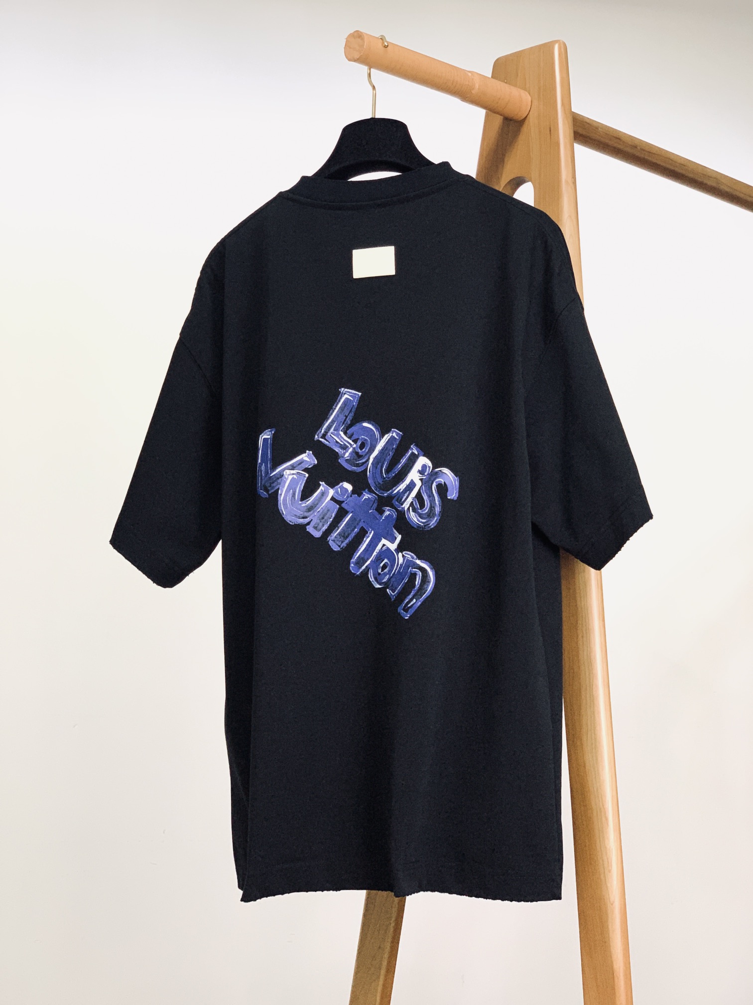 
LouisVuitton 路易威登 2025SS春夏新品 
手绘印花短TEE，每一件都是纯手工画制而成