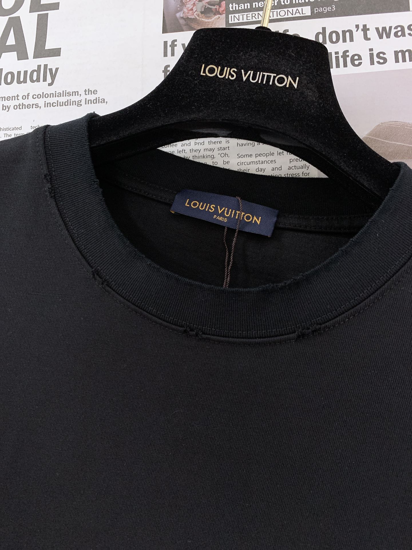 
LouisVuitton 路易威登 2025SS春夏新品 
手绘印花短TEE，每一件都是纯手工画制而成